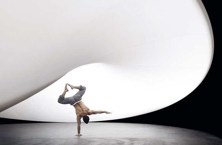 [Dynamic Balance] Maintaining balance under constantly changing conditions. Stay connected and grounded to improve performance and prevent injuries.⁣
⁣
⁣
⁣
⁣
athlete: @portal.ido ⁣
⁣
#ontology #sportswear #athletics #architecture #fashion #athleisure