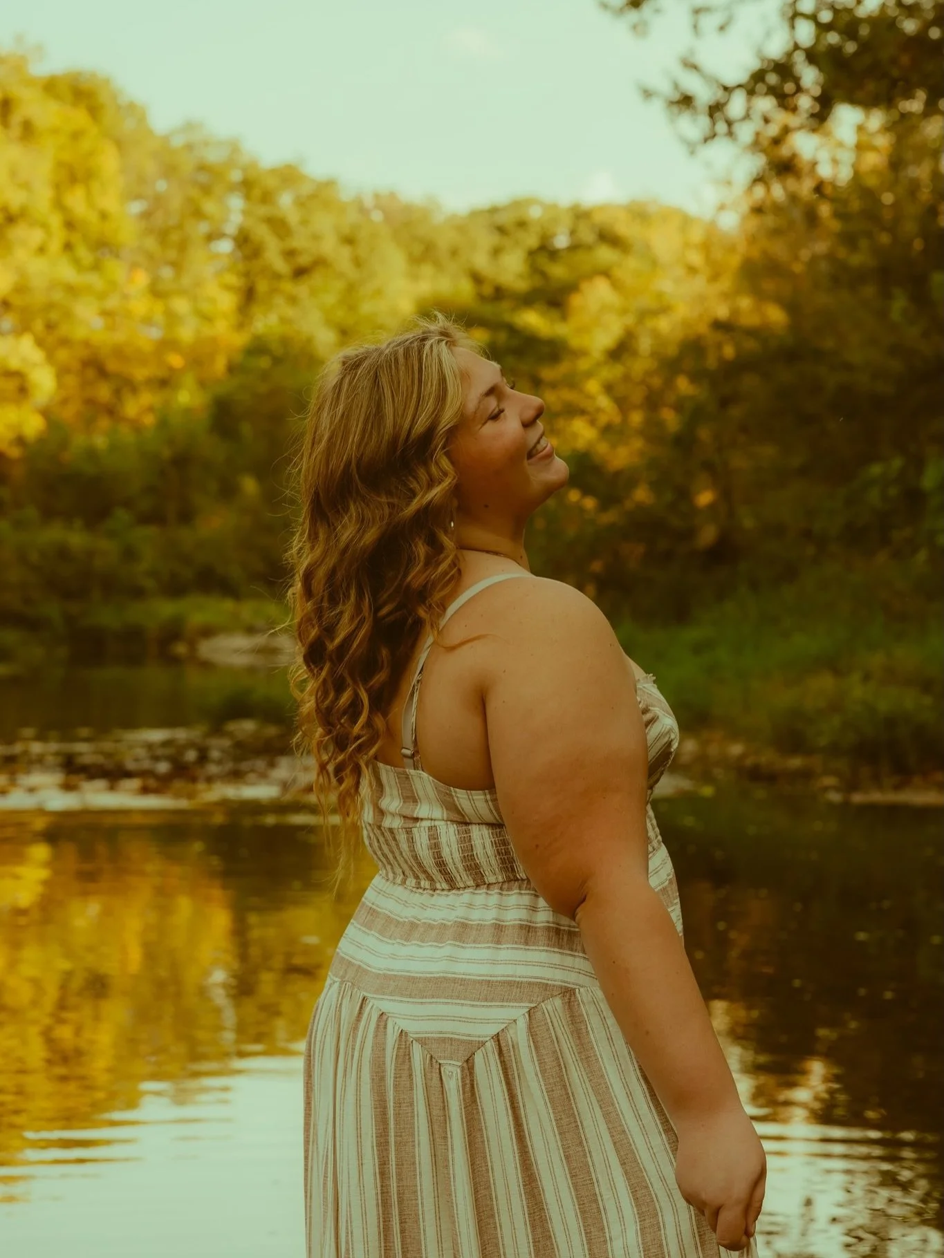miss haylee is so fun!! i always appreciate a senior is fearless and will get in the freezing water for the photo 🤩