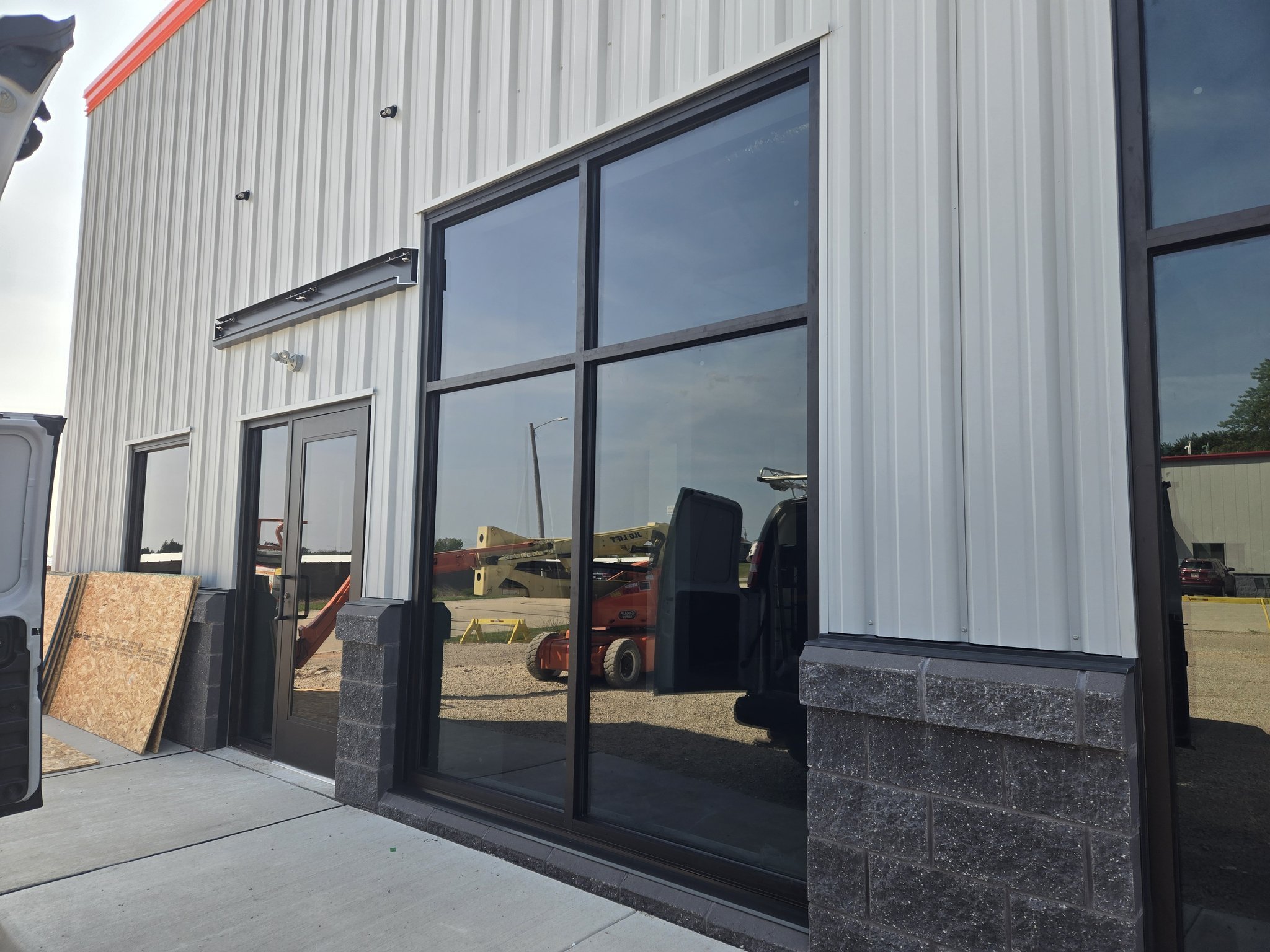 Windows and doors ✔️
Ceiling grid ✔️
Accent painting ✔️
We're getting so close!!!