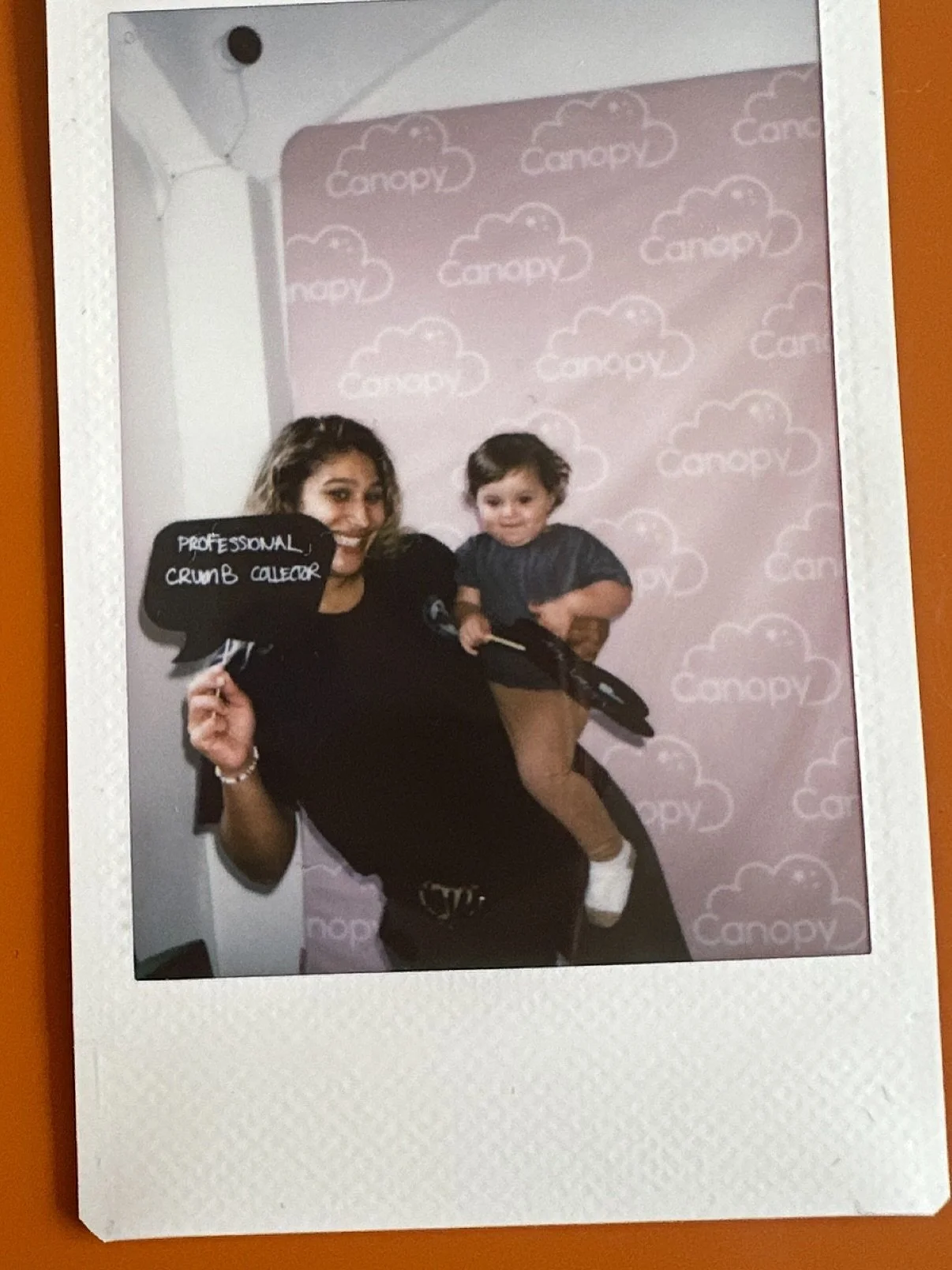 Nanny Appreciation Week recap 💛
⠀
Big hugs and bigger thank-yous to the caregivers who keep our littles thriving. 🙌
We crafted &ldquo;Best Nanny&rdquo; awards, snacked on @artisantropic treats, and wrapped it with a mega raffle: a cozy @minkycoutur