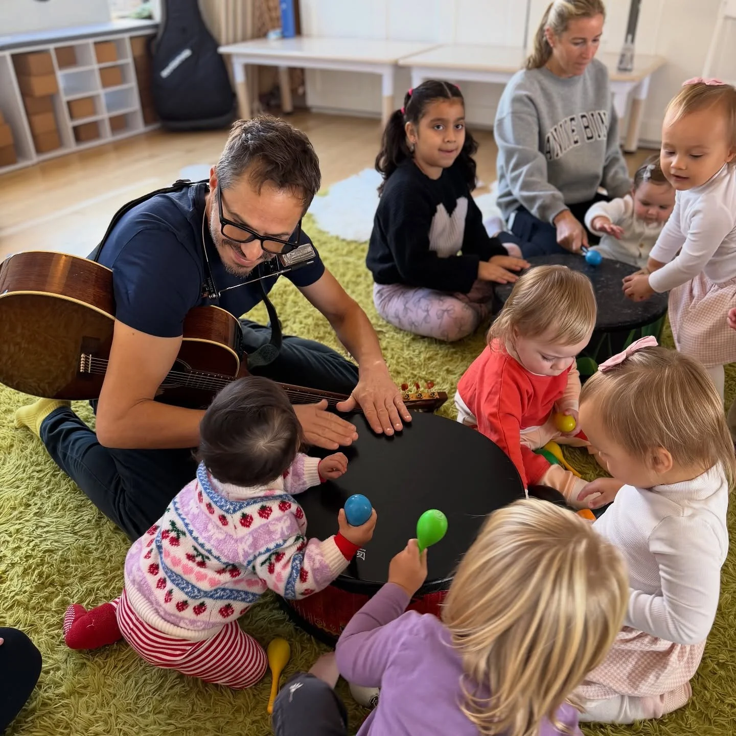 🎶 Rocking Chair Sing &amp; Drum-Along with local musician (and dad) Greg Stare from @rockingchairmusic is a blast! Join every Tuesday at 9:15am 🙌
⠀
A hands-on music class for babies &amp; toddlers: shakers, a tongue drum that sings, guitar + harmon