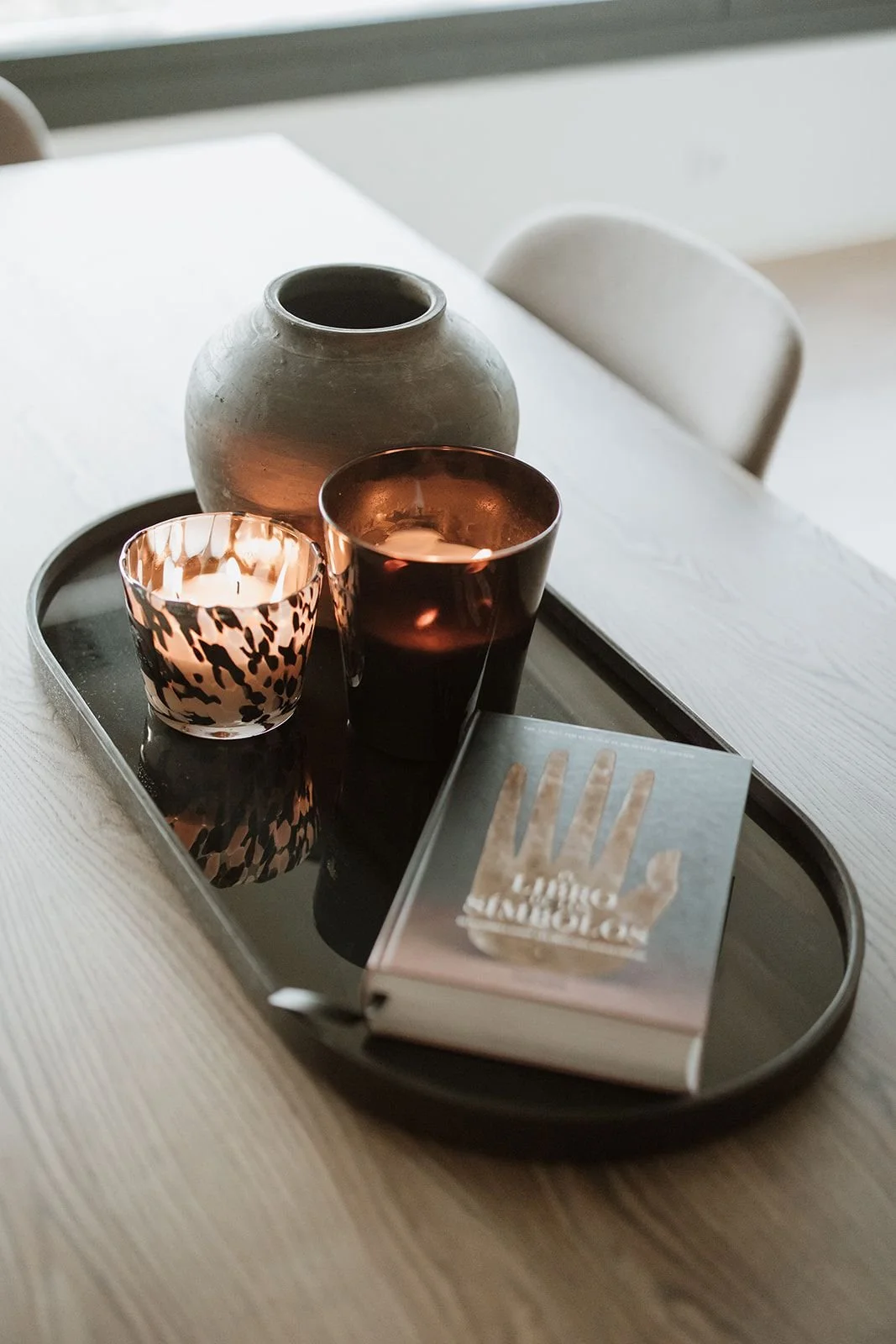 FOTO BANDEJA CON VELAS Y LIBRO