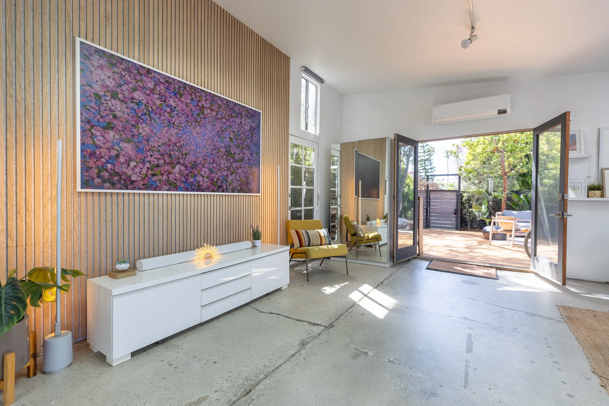 milwood-courtyard-03-lounge-seating.jpg