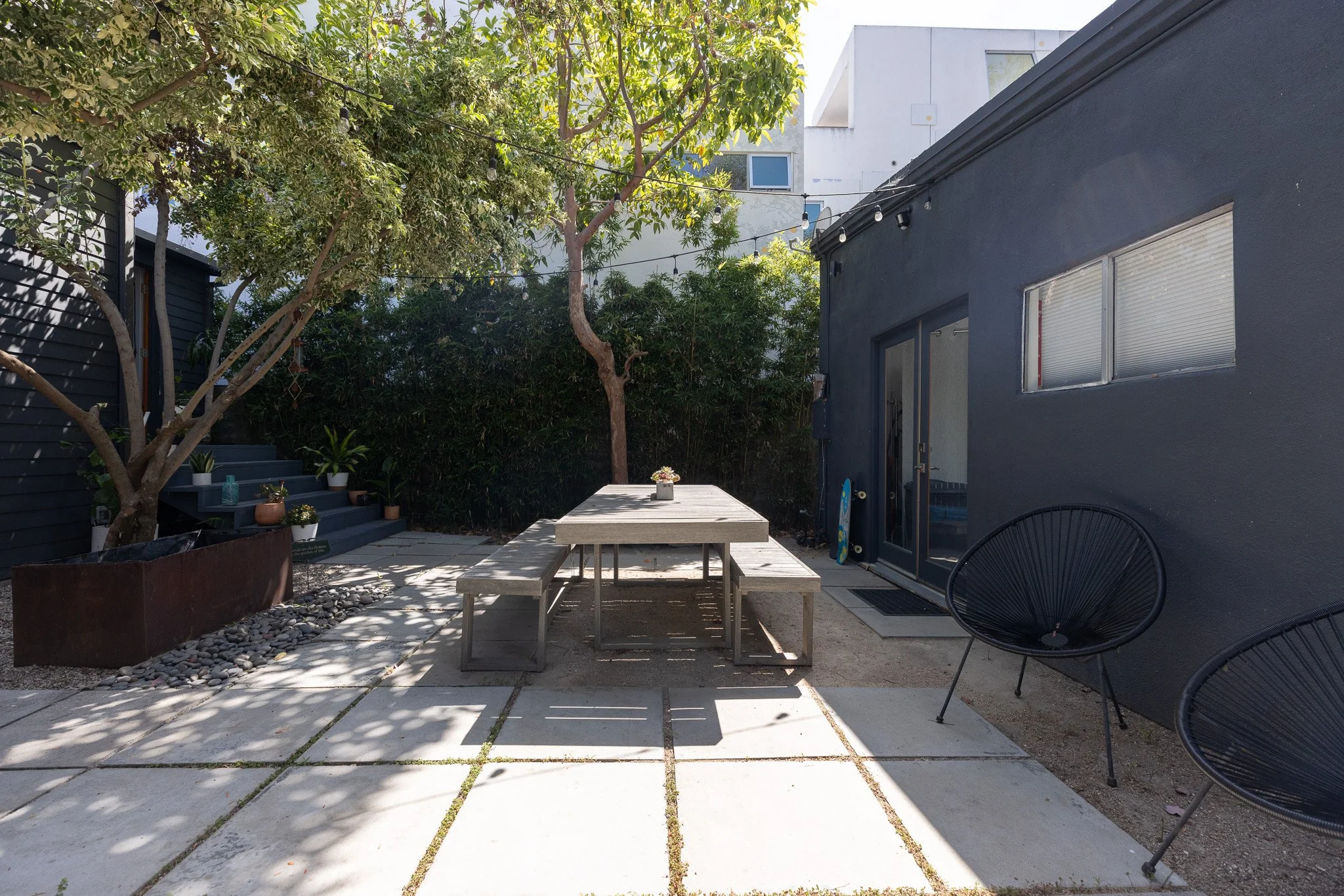milwood-courtyard-01-dining-dark-wall.jpg