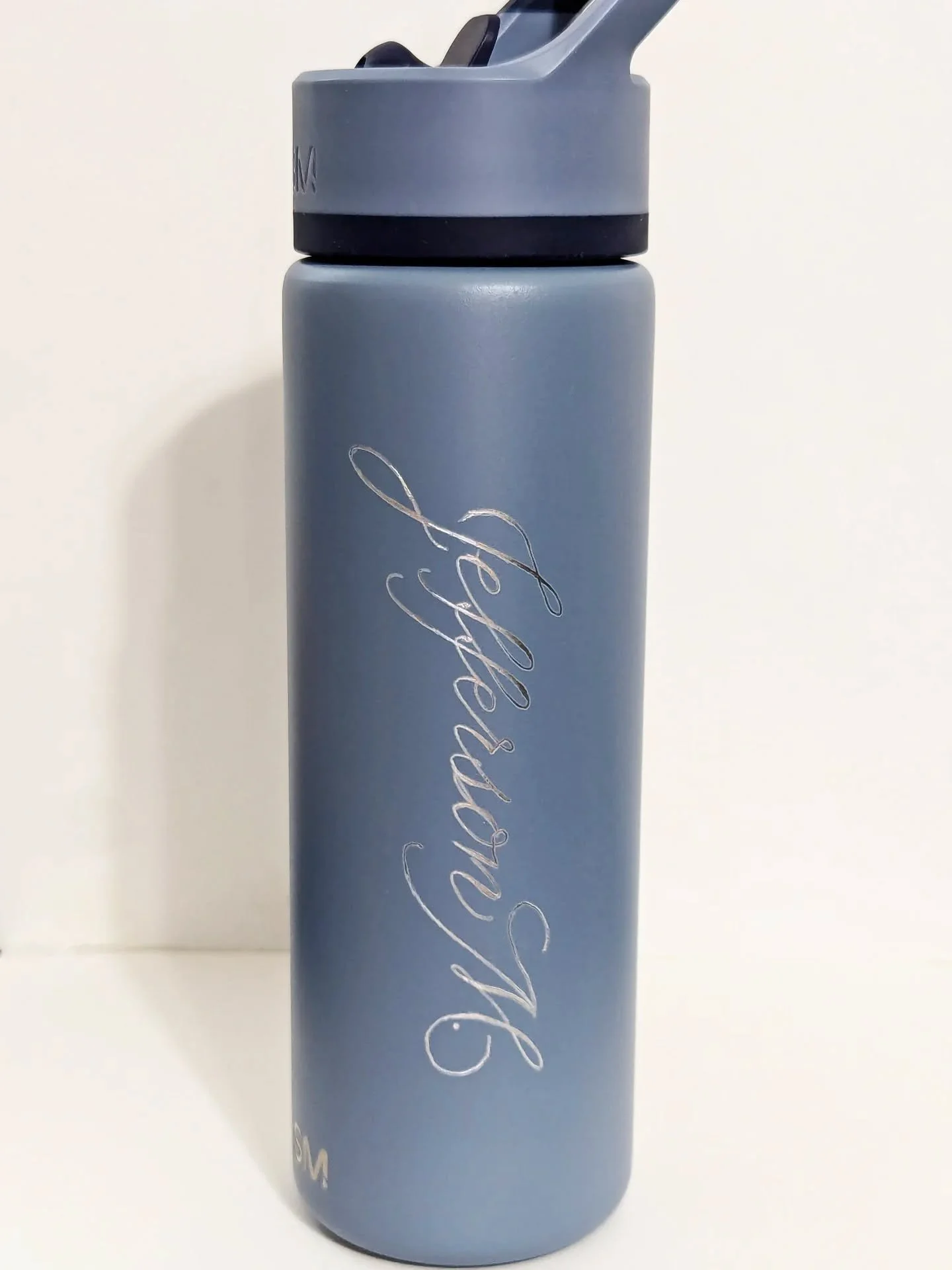 Personalization on this water bottle from Simply Modern.
All ready for school now! 🎒
#handengraving #jennifercalligrapher #calligraphyengraving #wacotexas