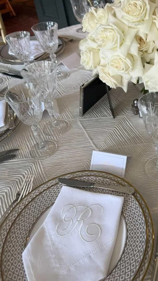 Wedding reception ~ A beautiful monogrammed napkin... From pencil sketches, and pen & ink! So special seeing the R embroidered like this 😍
Thank you for the picture, @tiffanylarsondesignco_atx
#jennifercalligrapher
#sanantoniowedding #pointe