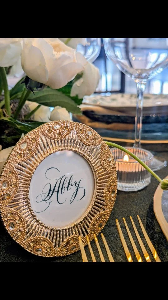 Framed place settings = beautiful take-home gift ✨👌
Loved this table scape with some local friends and vendors.
@wellsettx @thehotel1928
#jennifercalligrapher #pointedpencalligraphy
#calligraphy
#weddingcalligraphy #wacotexas #calligraphyvideo