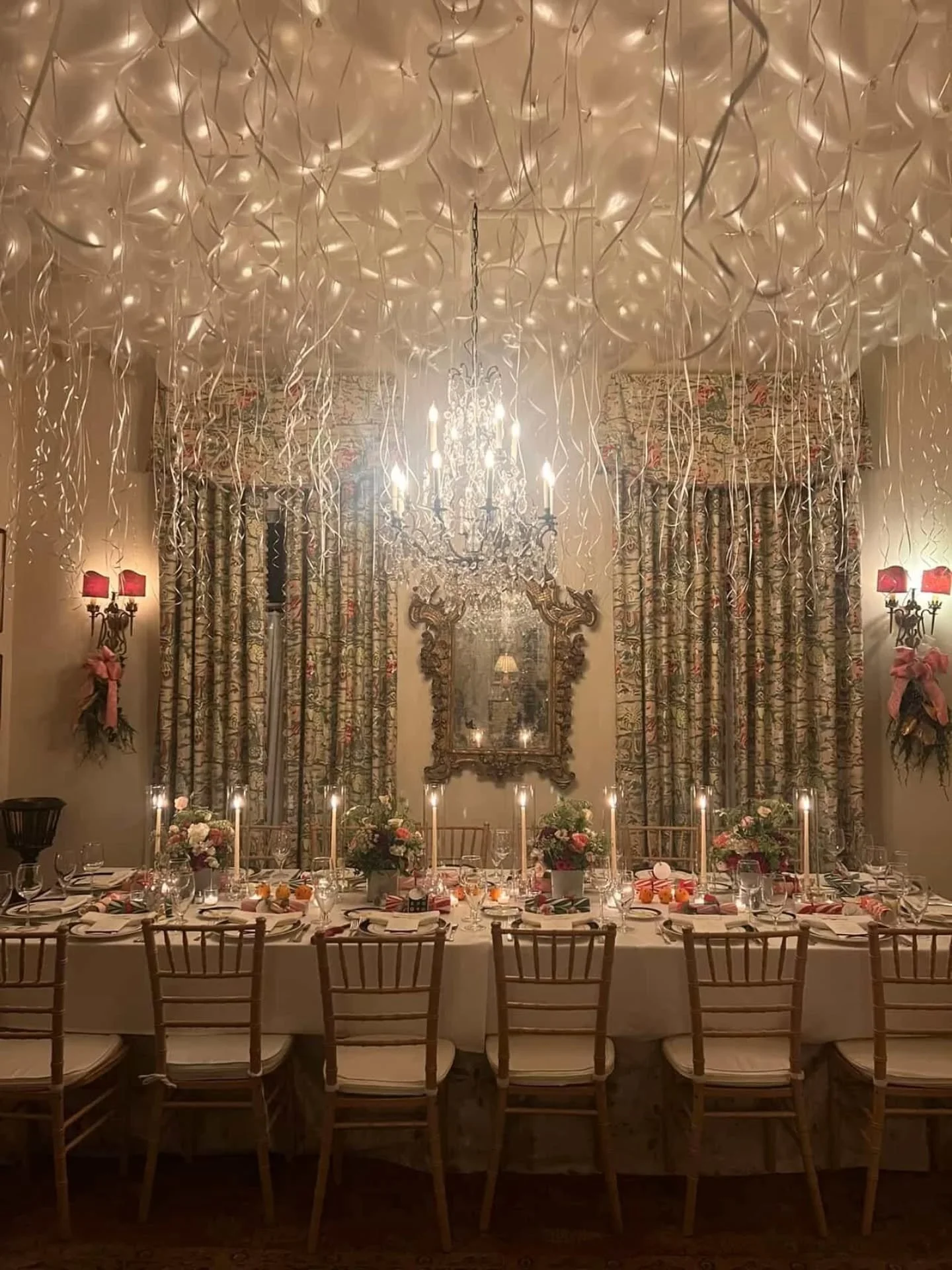 Absolutely loved this December dinner party ~ I wrote place settings on small cards edged with gold. So pretty!! 

#jennifercalligrapher #tabletop #placecards #calligraphy #pointedpencalligraphy