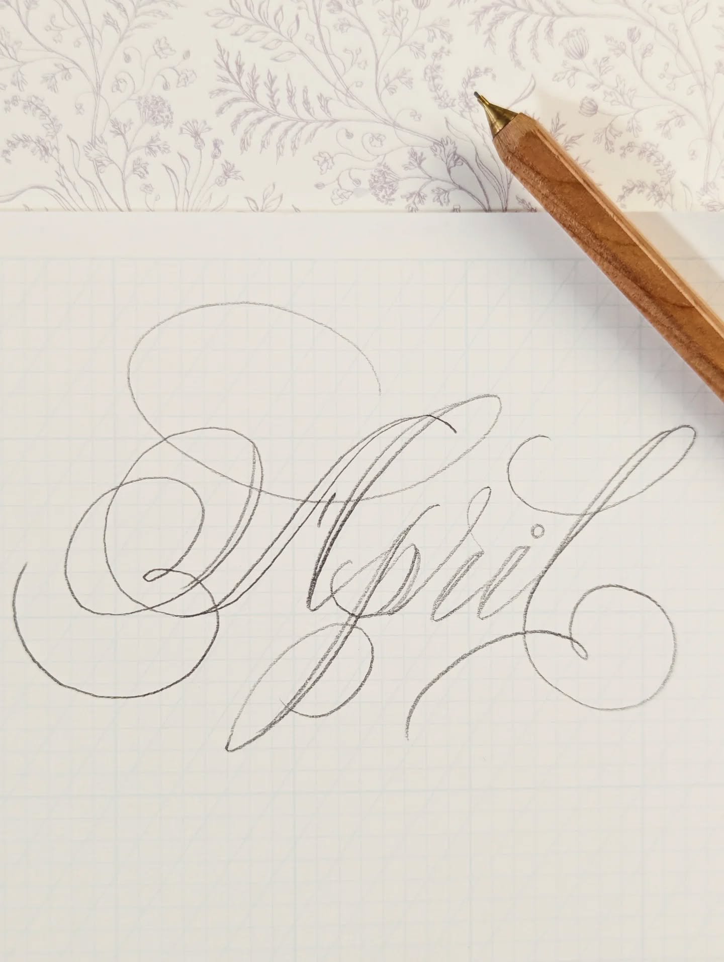 Well hi there, April! 🐰✝️🌿

Little pencil sketch on the wonderful copperplate pad from @paperandinkarts 📝

Beautiful background print from @dogwood.hill by @hollychollon 💜 love the florals in this soft purple! 

#jennifercalligrapher #april #call