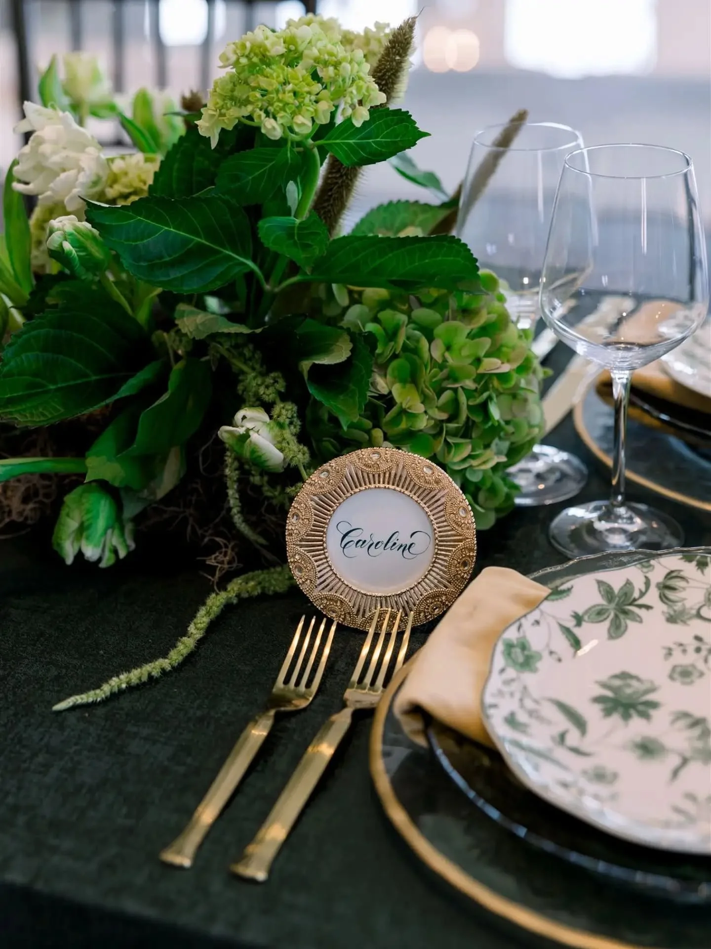 Autumn touches, beautiful place settings, and calligraphy made to be treasured. 🍂✨

Photography @westypeckphotography
Table settings @folkandrowe
Florals @hollyandtwinee
Calligraphy @jennifercalligrapher
Location @thehotel1928

#jennifercalligrapher