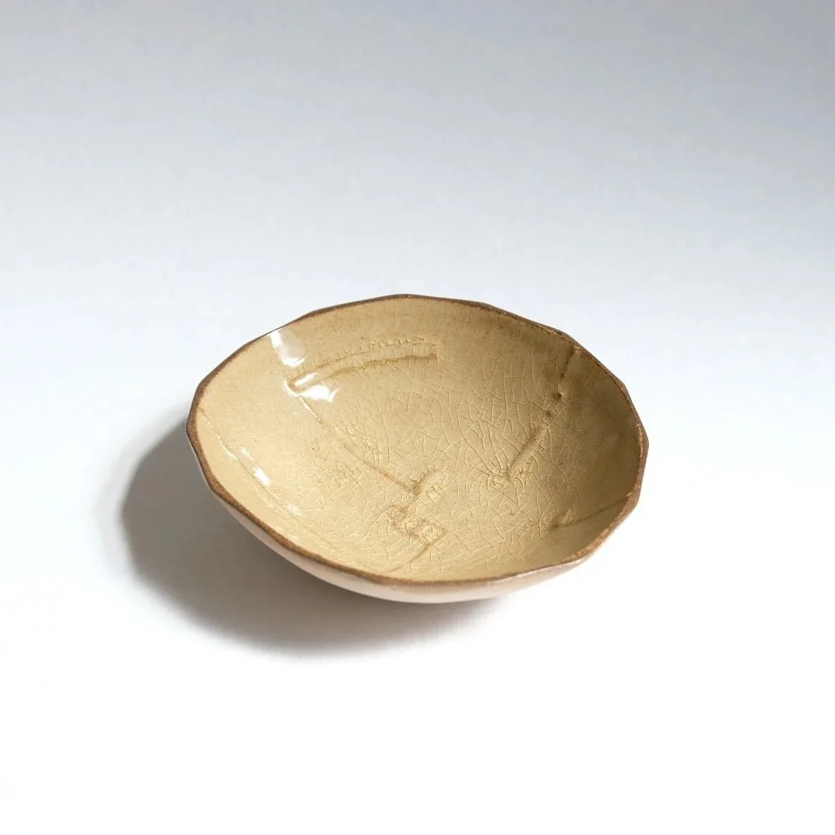 Crackled brown small embos kobachi bowl by Maasa Kakurai