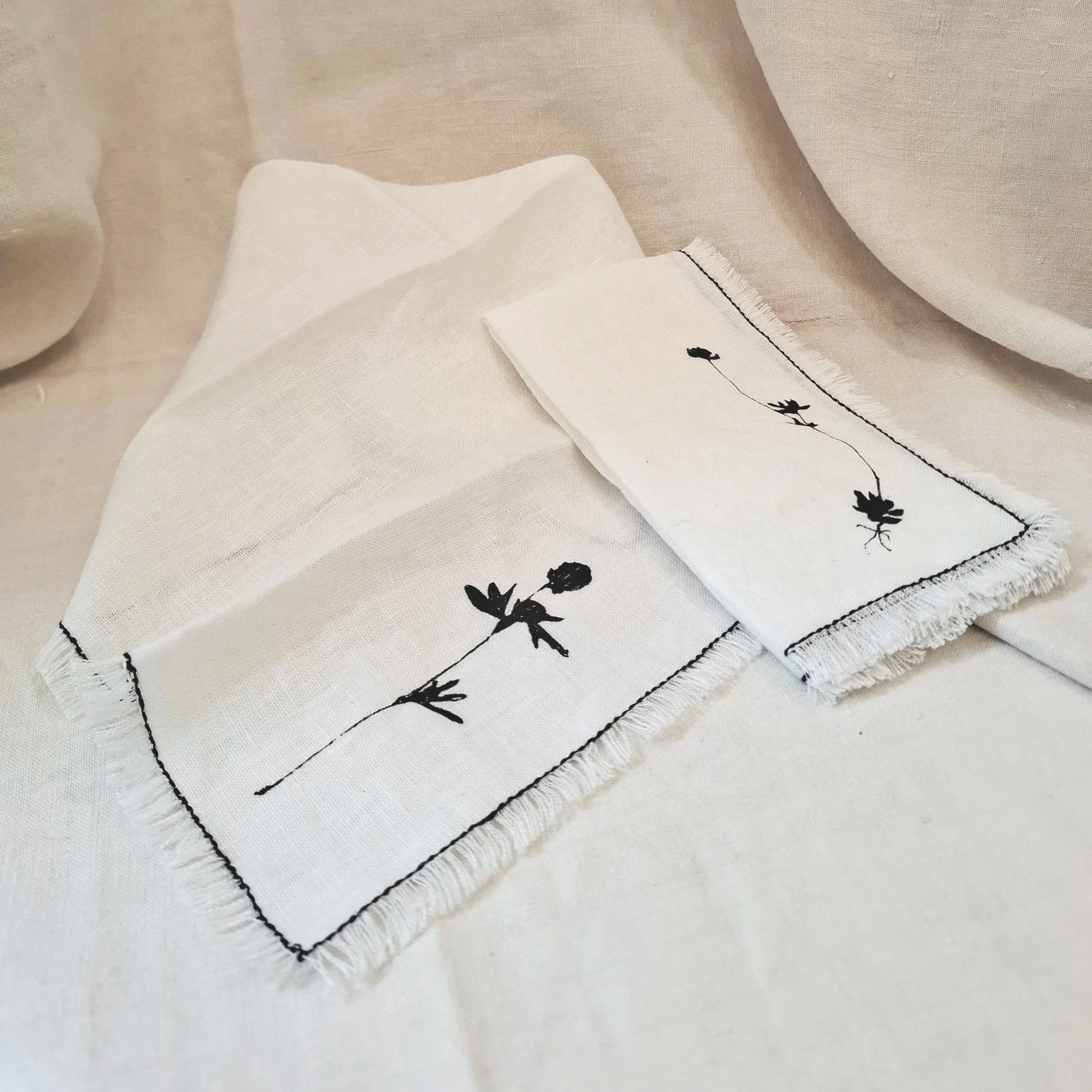 Set of 2 white linen napkins - Wild flowers III by Mazurca