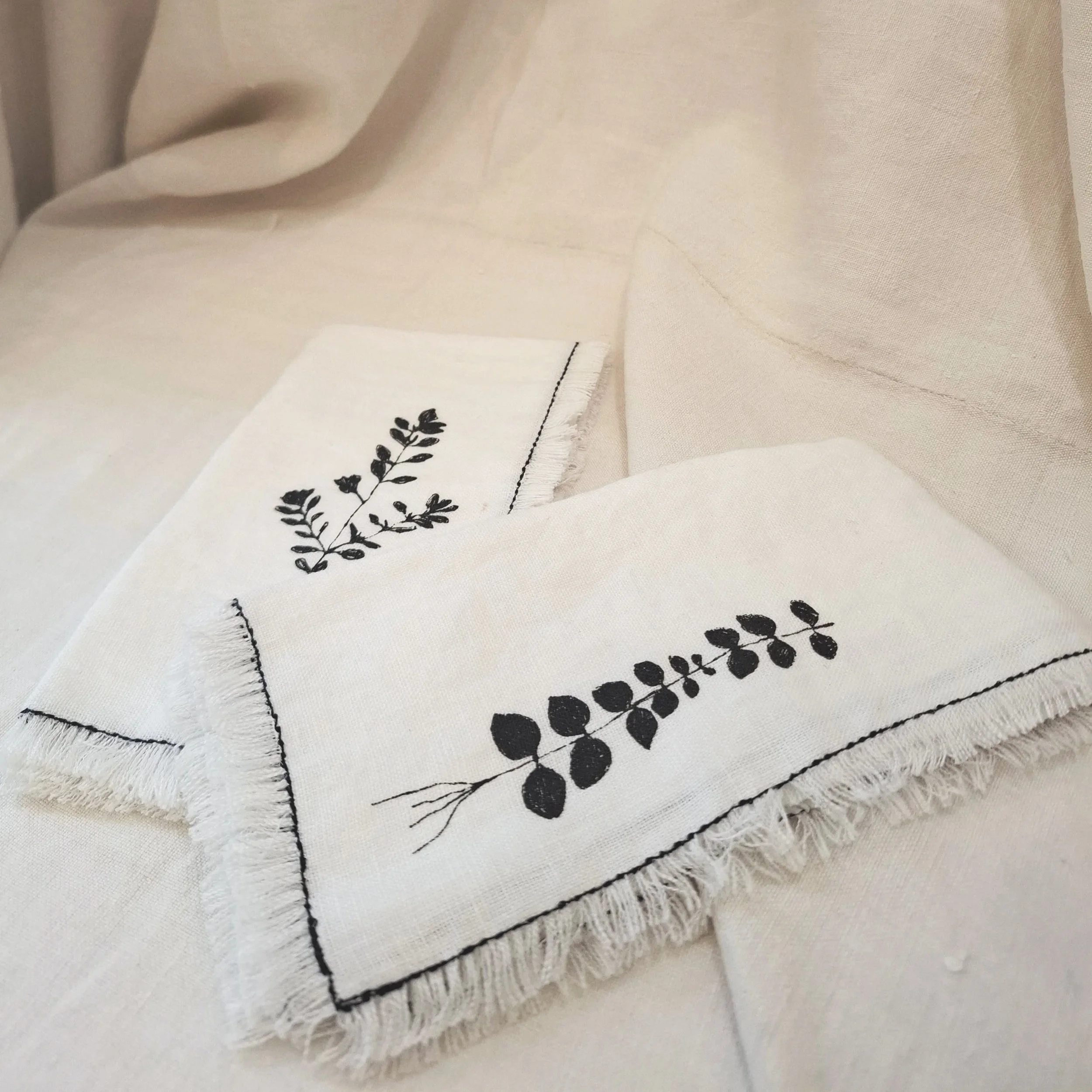 Set of 2 white linen napkins - Wild flowers II by Mazurca