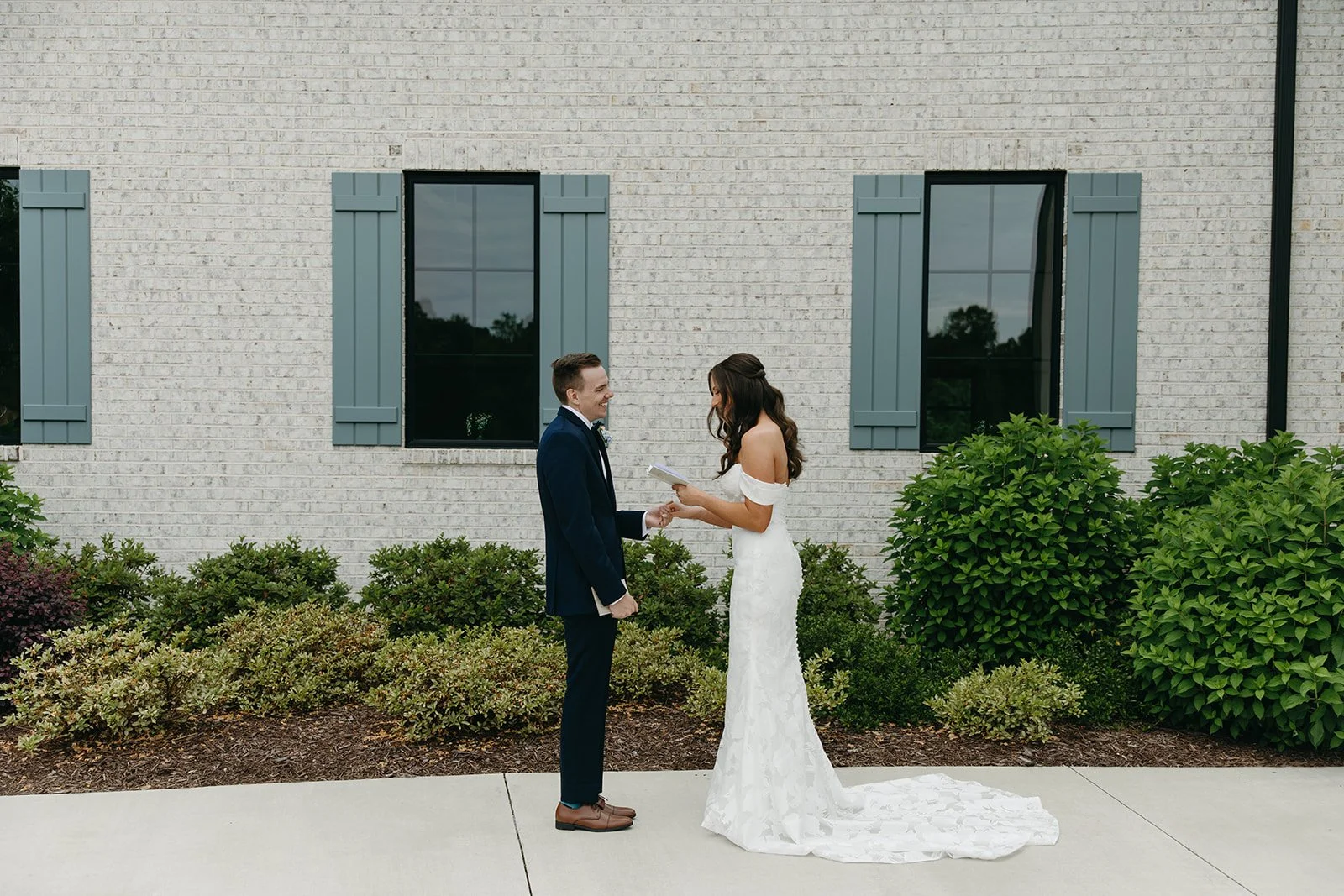 Spring wedding photos at The Fields at Skycrest | Skycrest wedding photographer | Charlotte NC photography portfolio.