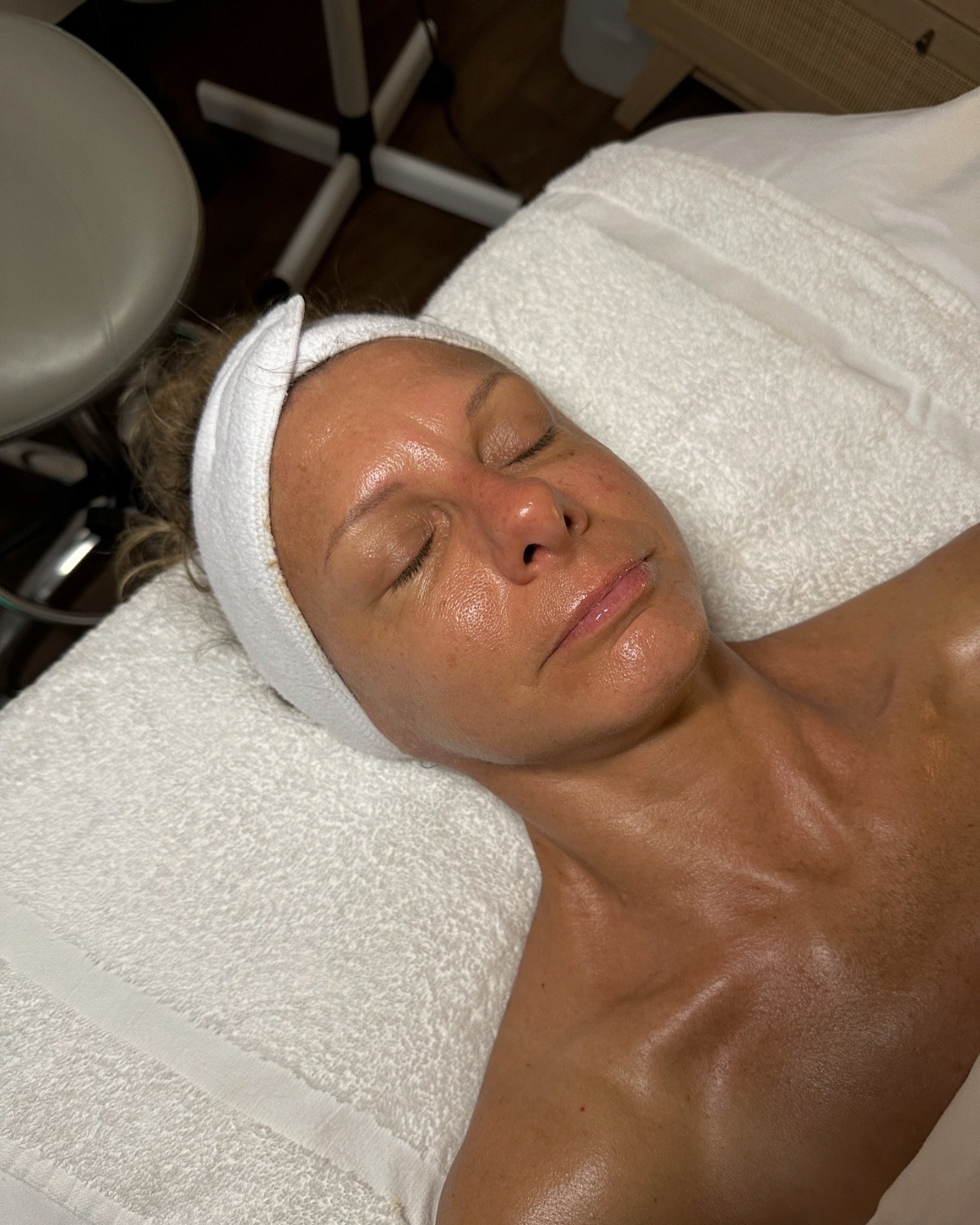 Psst&hellip; your skin called, it says you deserve a facial!😉✨ 
Book now and treat yourself!💝 
www.truskinesthetics.com !!