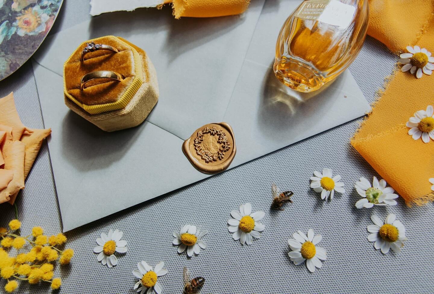The DETAILS of this shoot 🐝 🍯 

Sometimes I feel as though details can get overlooked, which is why I will always give myself enough time to truly capture them. Every small little detail come together to make your dream wedding a reality.

#kansasc