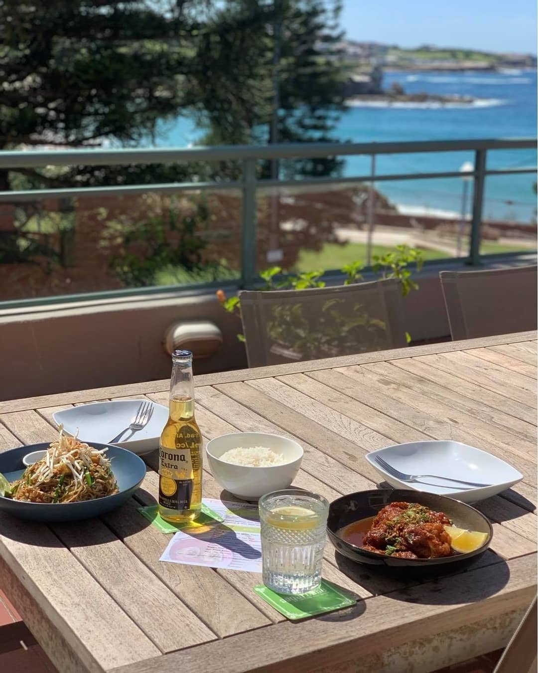 Lunch with a view...&nbsp;😍
At The Coogee View Beachfront Serviced Apartments, you can order your food delivery and enjoy the view on your balcony/terrace.
​We ordered a delicious lunch at @sugarcanecoogee to appreciate this ocean view! It tastes as