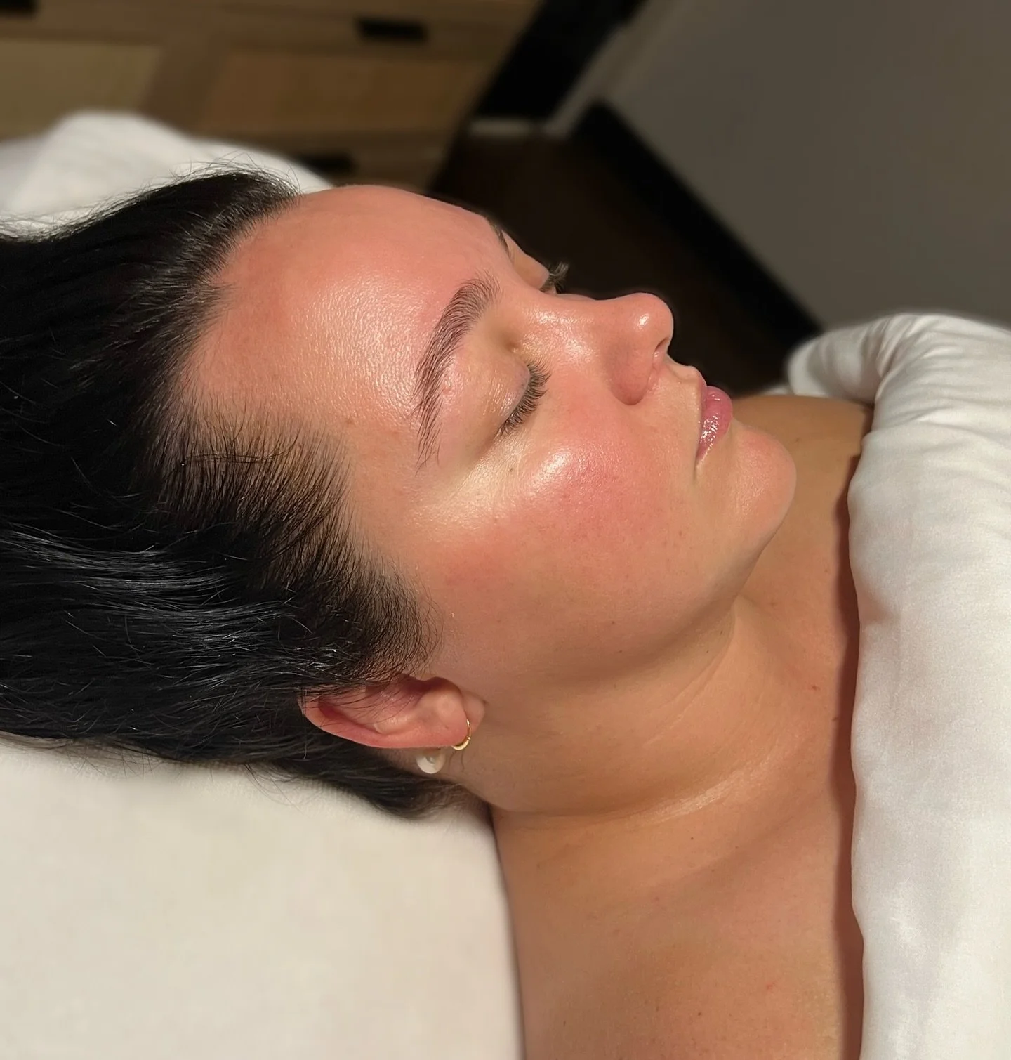 My favorite part? That fresh glow after a facial.🤍

Just a facial away from being a step closer to your dream skin✨

This glow was achieved from the harvest facial + dermaplane + a brightening jelly mask 🧖🏻&zwj;♀️