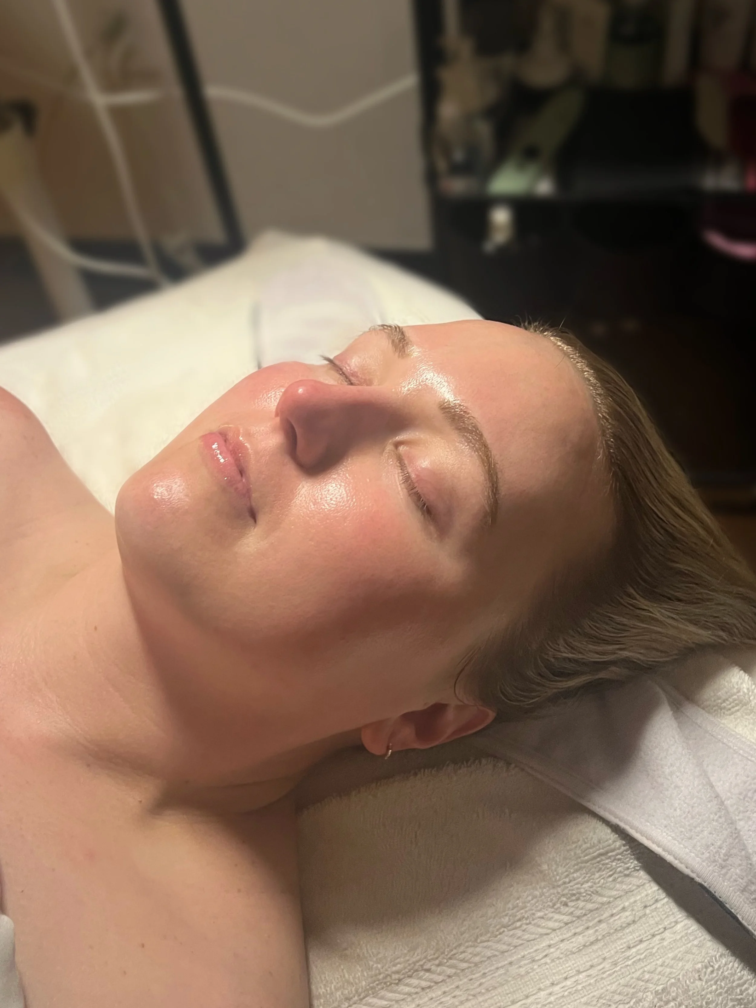 a glow you&rsquo;d find in your dreams☁️✨

achieved from the Refine &amp; Recover Facial🌟

where smoothing dermaplane meets detoxifying charcoal🖤