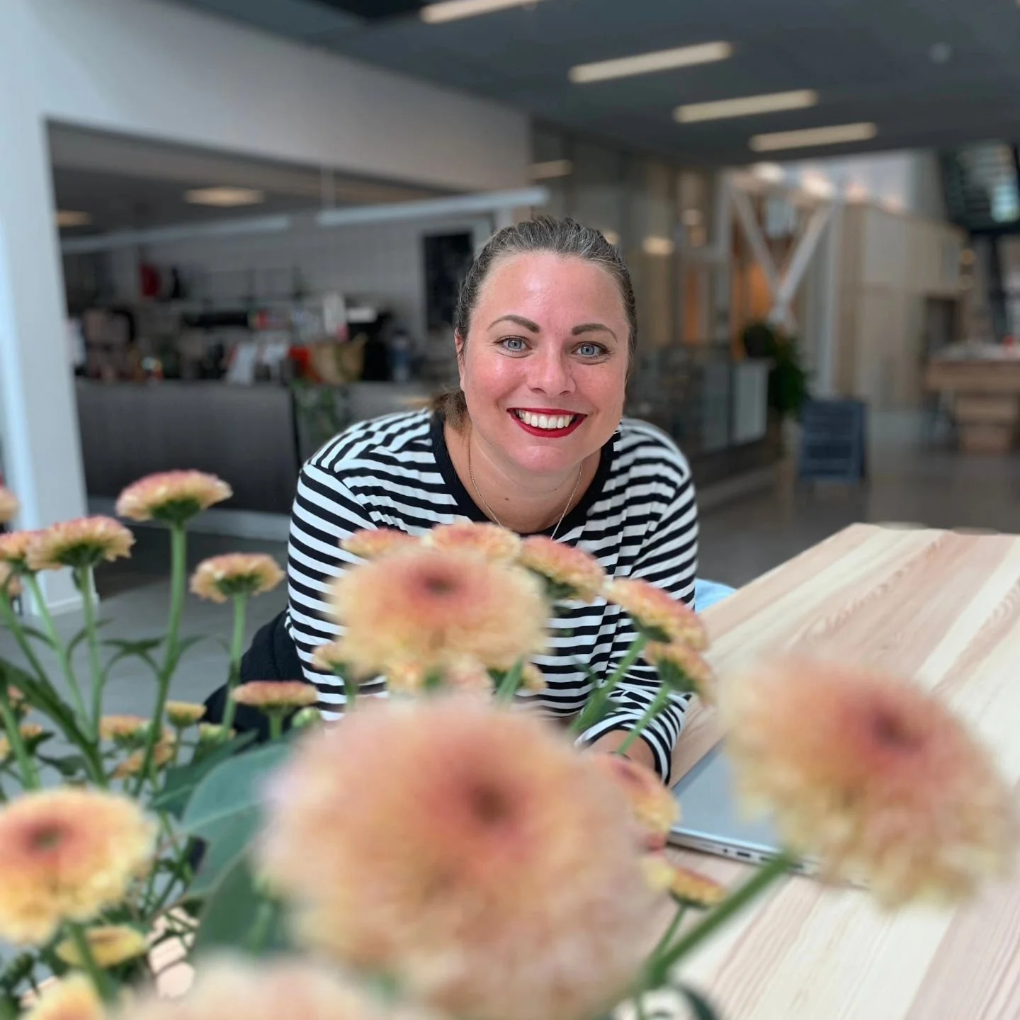 S&auml;g hej till Sanna, v&aring;r manusf&ouml;rfattare och 50 % av Lernova.&nbsp;👋🏼

Sanna &auml;r den som ansvarar f&ouml;r inneh&aring;llet, struktur och pedagogiken i v&aring;ra projekt.&nbsp;💡 

Hon har l&aring;ng erfarenhet som copywriter sa
