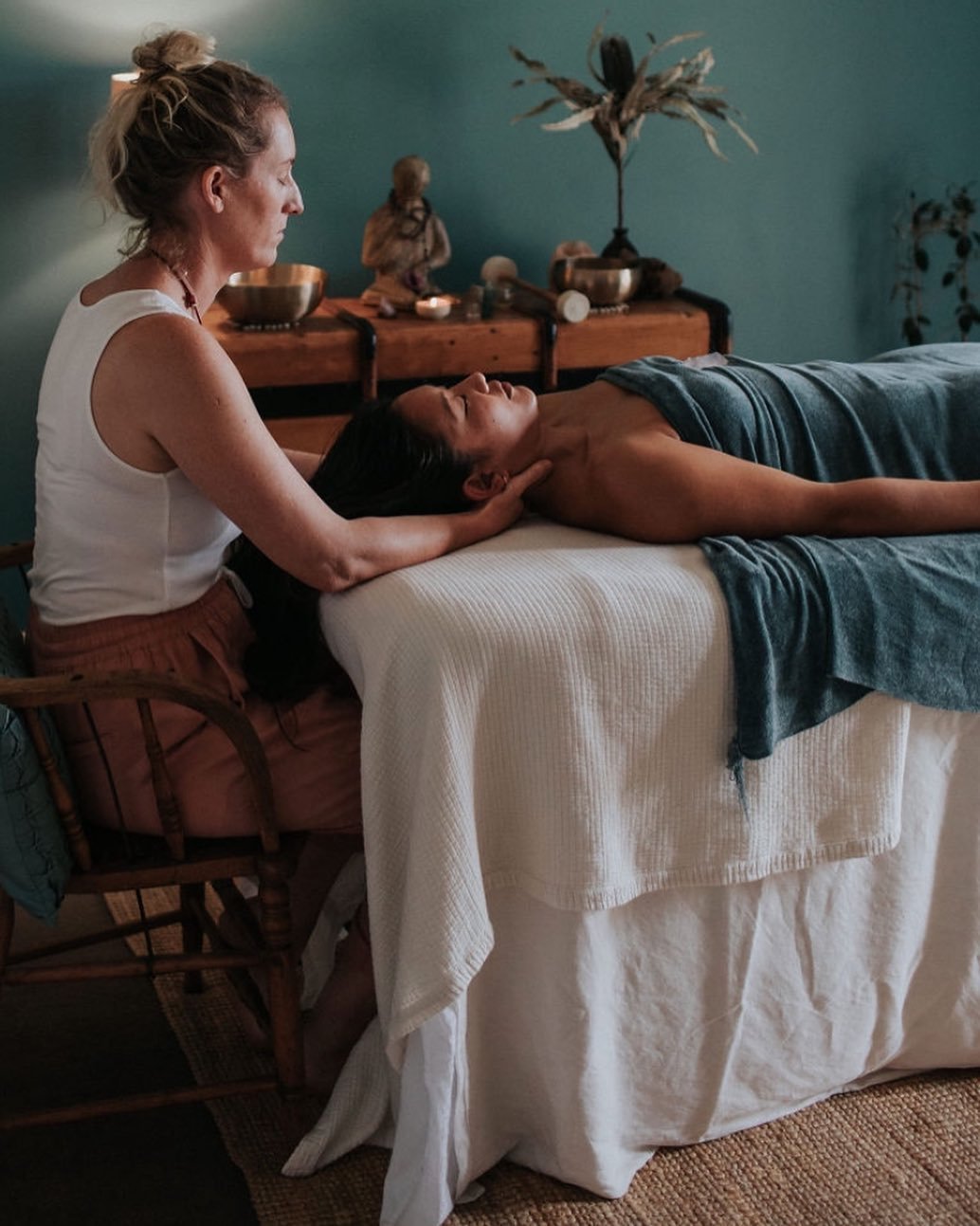 The Pure Energy Facial Meditation with Chakra Balance. 

Based on the traditional principles of Face Reflexology the Pure Energy Facial Meditation investigates the zones and points of the face with a reflex tool. The specific sequence correlates to t