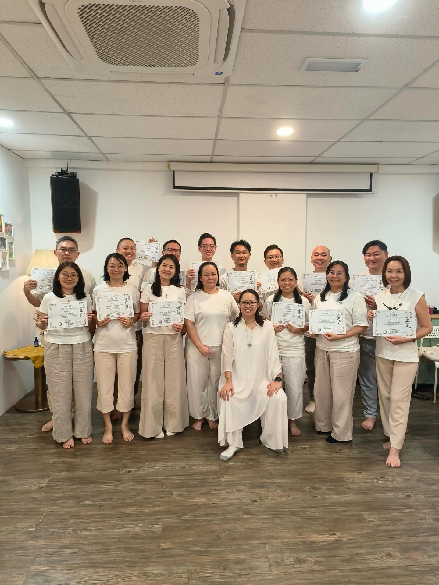 KL场 第五届 灵气二阶进阶班❤️

恭喜每一位完成灵气二阶的你，
走完这一段很不简单的旅程。

没有很用力，
却一步一步，走得很真实。

看见你们的成长，
心里是安静的感动。

愿你们一直在灵气中，
被温柔抱着，被光陪着。

你们，已经在发光了。❤️