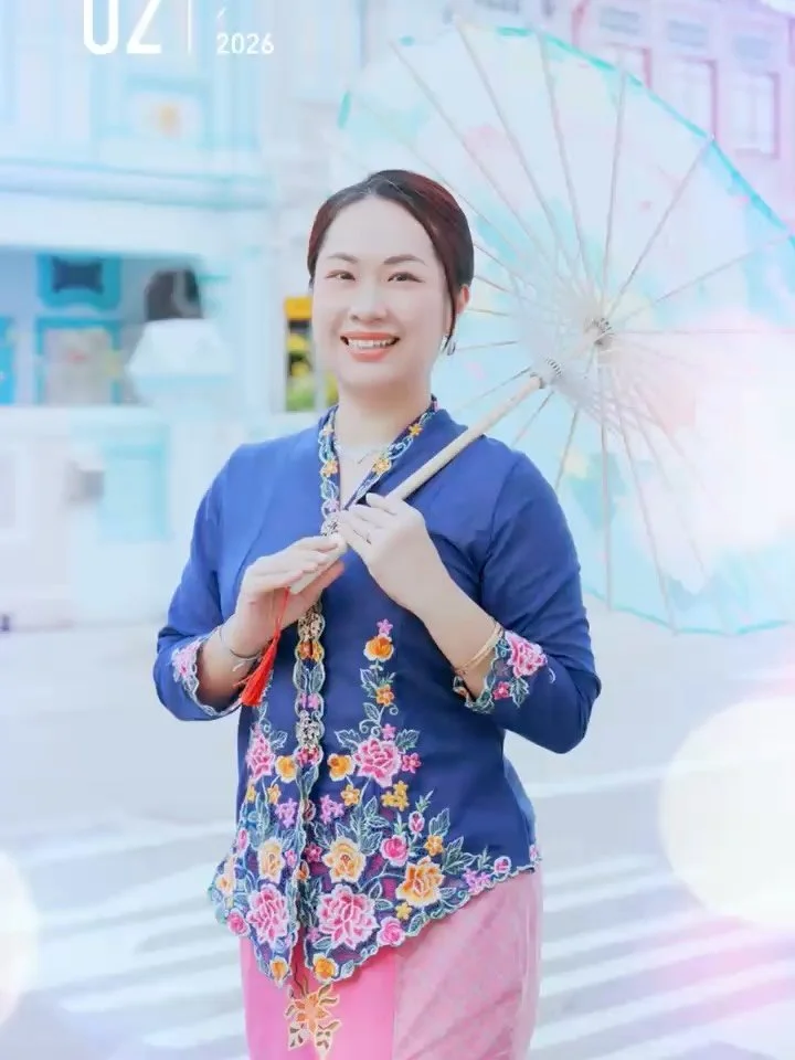 Harmonee尝试了一天的 Peranakan 娘惹传统服装。

没有特别的理由，
只是那一刻，心想试试，就去做了。

穿上的那一刻，
不是在变成&ldquo;更好的人&rdquo;，
而是更靠近那个
本来就很完整的自己。

我们常常会等
等更瘦一点
等更好看一点
等更准备好一点

但其实，
生命不是等你&ldquo;够好了&rdquo;才开始。

当你想做一件事的时候，
那一份&ldquo;想&rdquo;，
本身就是你的答案。

不需要完美
不需要理由
也不需要证明什么

只是轻轻地允许自