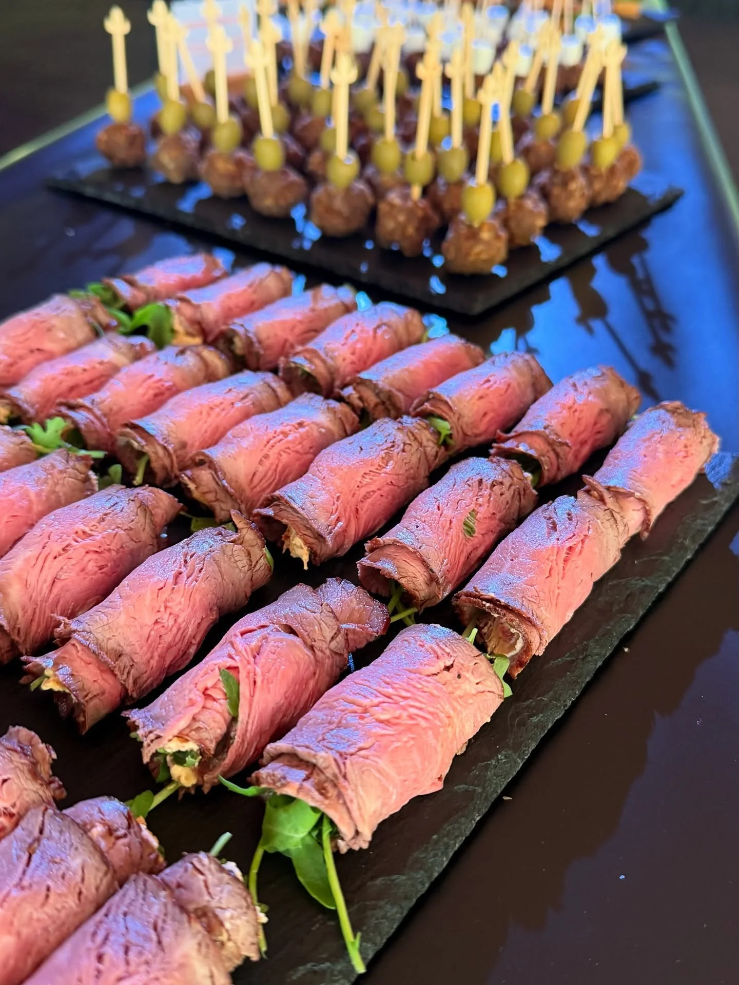 ✨ Sip &amp; Dip &ndash; wo Genuss auf den Punkt kommt! ✨

Kleine Happen, gro&szlig;er Geschmack! 🧀🥒🍓
Bei uns gibt&rsquo;s nicht einfach nur Fingerfood &ndash; sondern liebevoll angerichtete K&ouml;stlichkeiten, die euch das Wasser im Mund zusammen