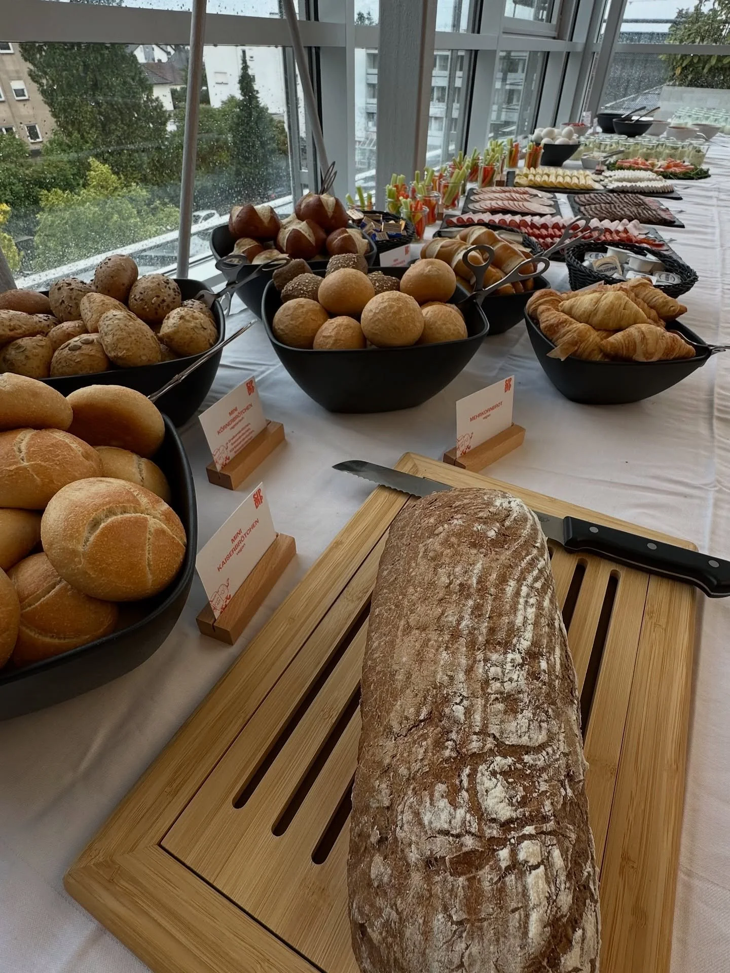 🥐 Fr&uuml;hst&uuml;cksfreude bei Sip &amp; Dip! ☕🍊
Liebevoll zusammengestelltes Fr&uuml;hst&uuml;ck, das keine W&uuml;nsche offen l&auml;sst:

✨ Mini-Br&ouml;tchen, Laugen &amp; Brot Auswahl
🥩 Feiner Aufschnitt von Wurst &amp; K&auml;se
🐟 Frische