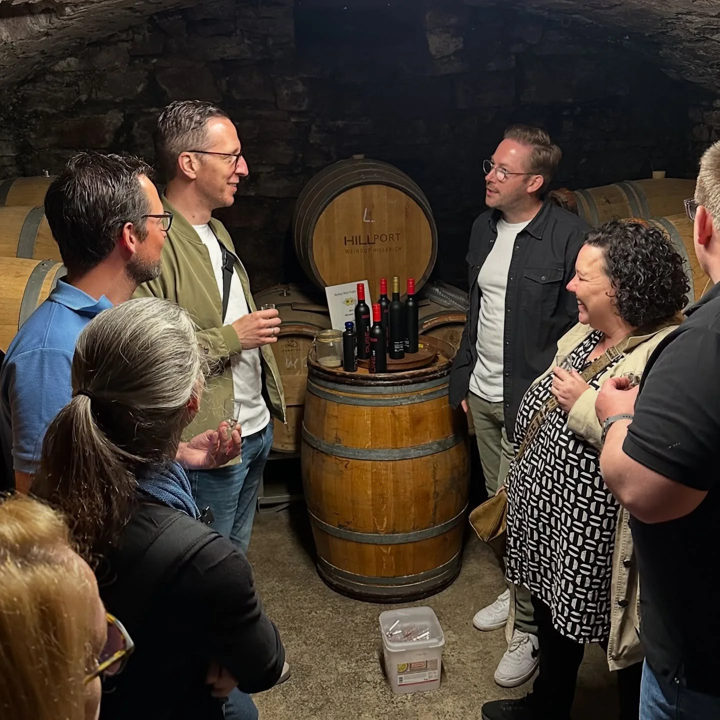 Heute sind wir zu Gast bei unserem Weinh&auml;ndler zum Tag der offenen Weinkeller in Erlenbach.
Es ist uns eine Freude, ein so herzliches und verl&auml;ssliches Weingut an unserer Seite zu wissen.
Vom Anbau der Reben bis hin zur Abf&uuml;llung &ndas