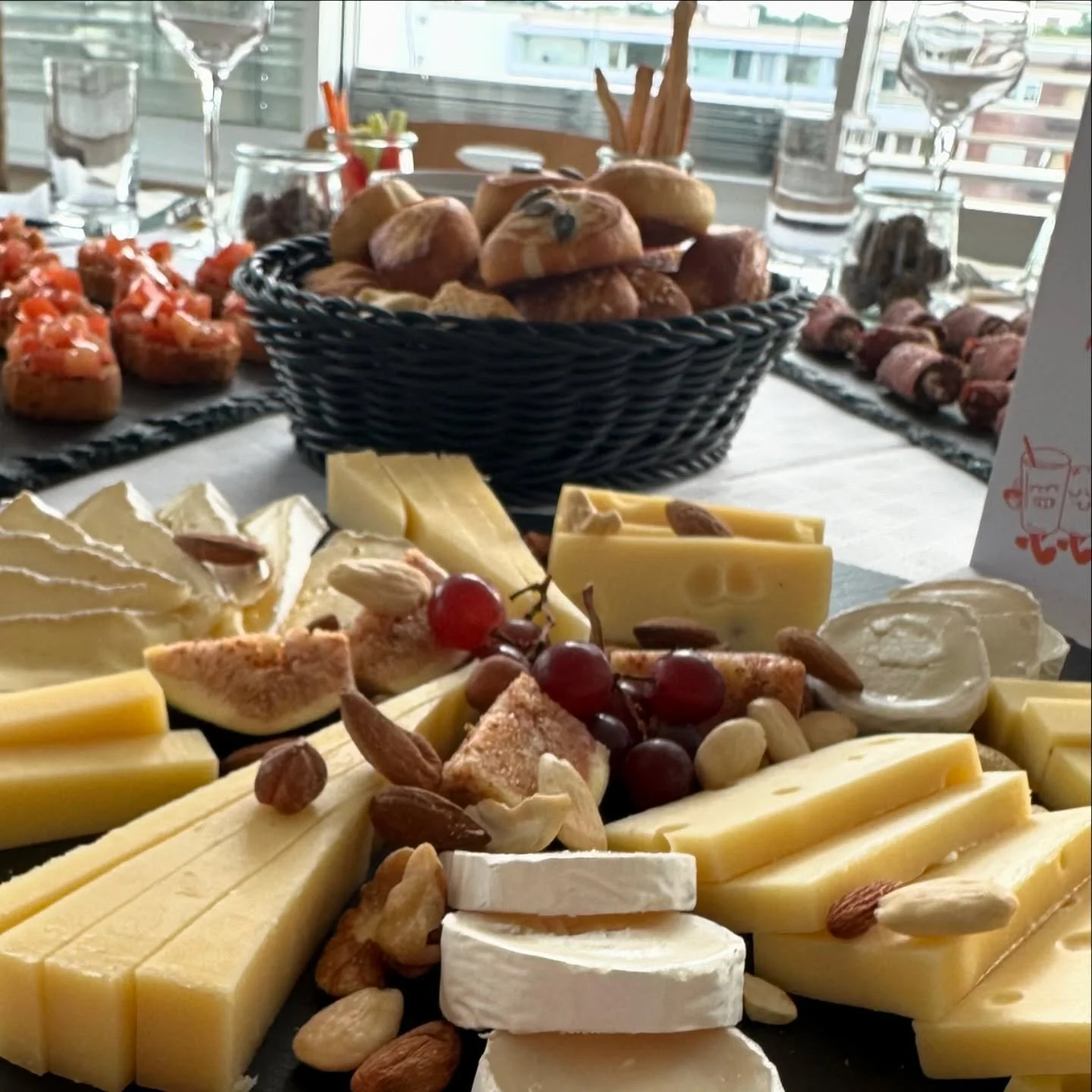 Fingerfood trifft Weingenuss 🧡
Mit verschiedenen Leckereien durften wir eine gesellige Weinprobe begleiten. 
Von der K&auml;sestange, &uuml;ber Dips, bis hin zum ger&auml;uchertem Roastbeef ist alles hausgemacht und frisch. 

#fingerfood #wein #wein