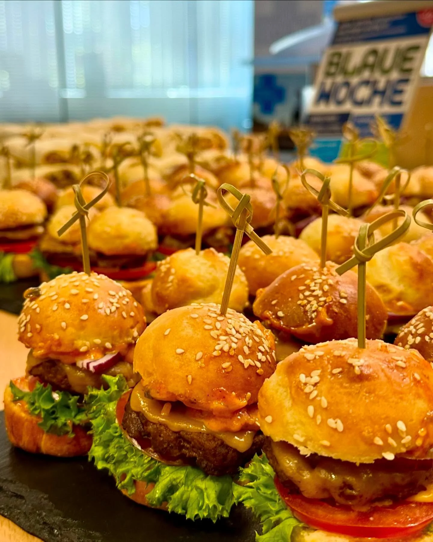 Diese Woche durften wir die Blaue Woche 3.0 der Frankfurter Volksbank in Obertshausen kulinarisch begleiten. 
Mini Burger, Orientalische Wraps und als Nachtisch Hugo Cupcakes. 
Hausgemachte Speisen mit Liebe und Leidenschaft zubereitet.