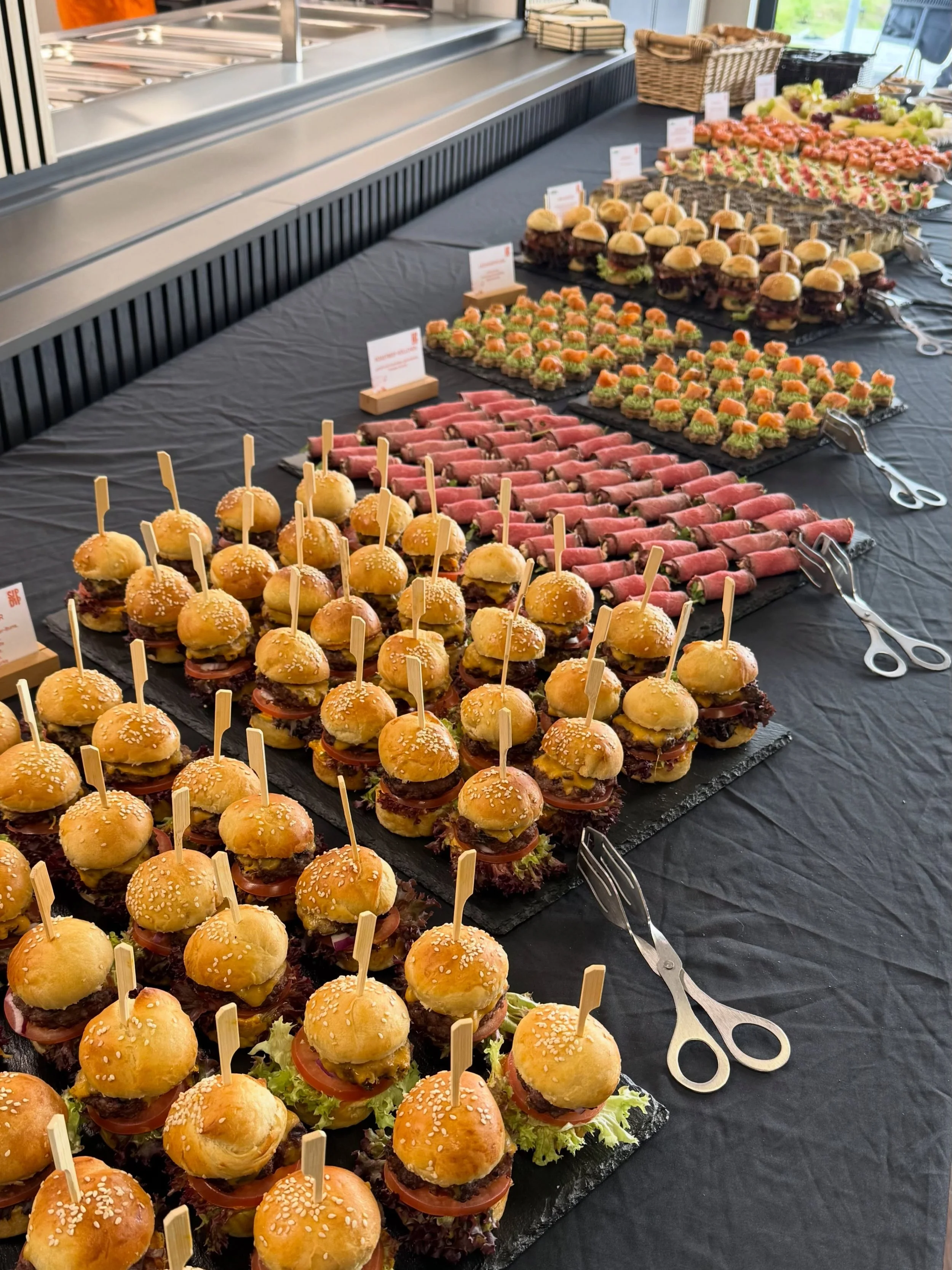 Heute durften wir ein Teil einer ganz besonderen Neuer&ouml;ffnung sein ✨
F&uuml;r den neuen Standort in Dietzenbach der @abel_gruppe haben wir das komplette Catering sowie den Sektempfang und Getr&auml;nken begleitet. Mit allem, was zu einem entspan