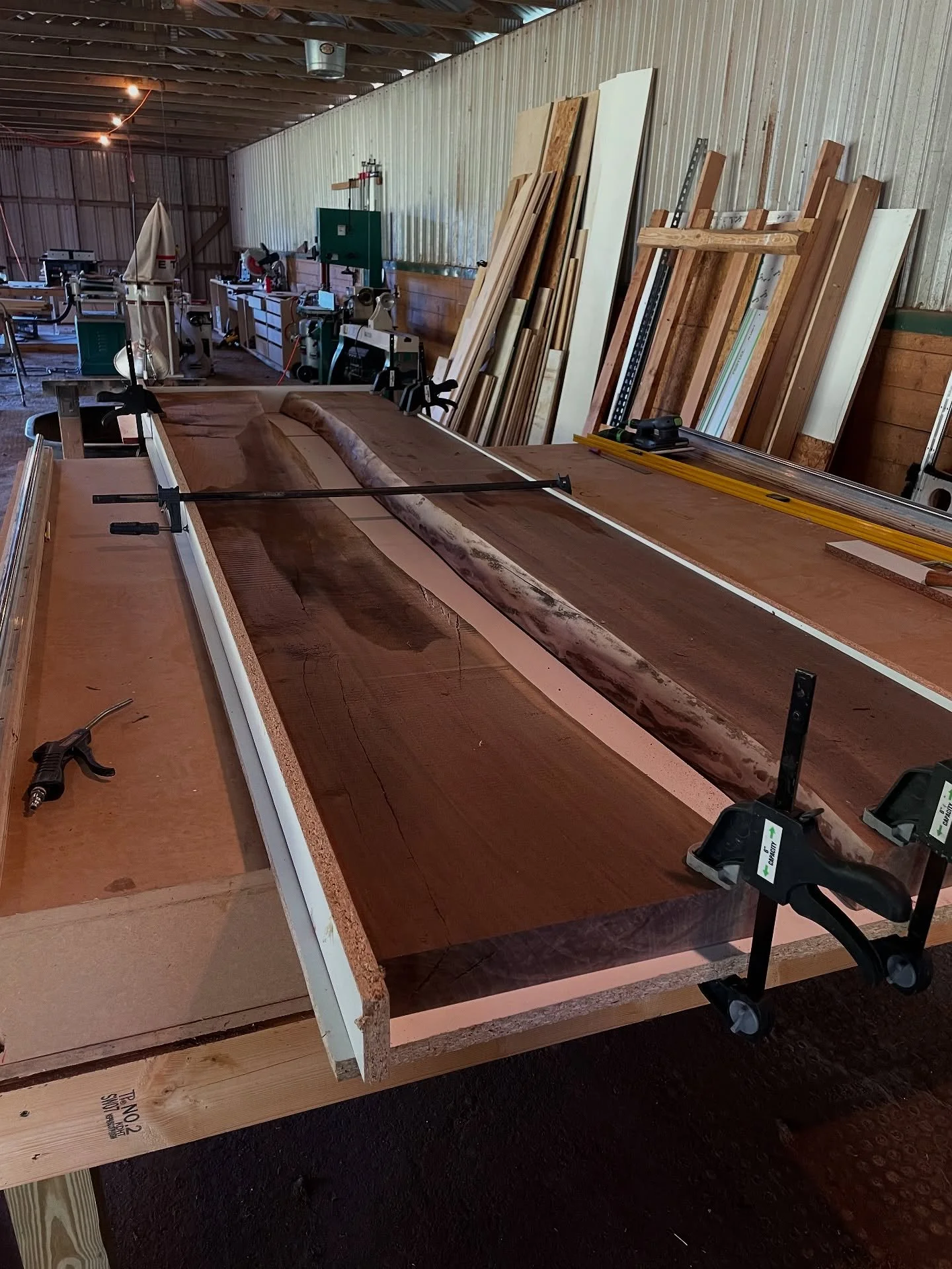 Epoxy conference table in the works + new shop vibes! We will give you guys a tour soon as it all continues to come together!

#newworkshop #customfurnıture #epoxyconferencetable #conferencetable #epoxytable #oklahomacustomfurniture