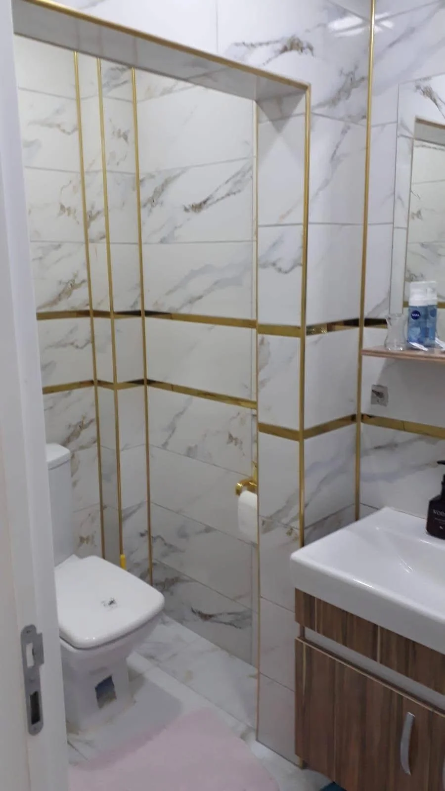Tile work and design on interior bathroom