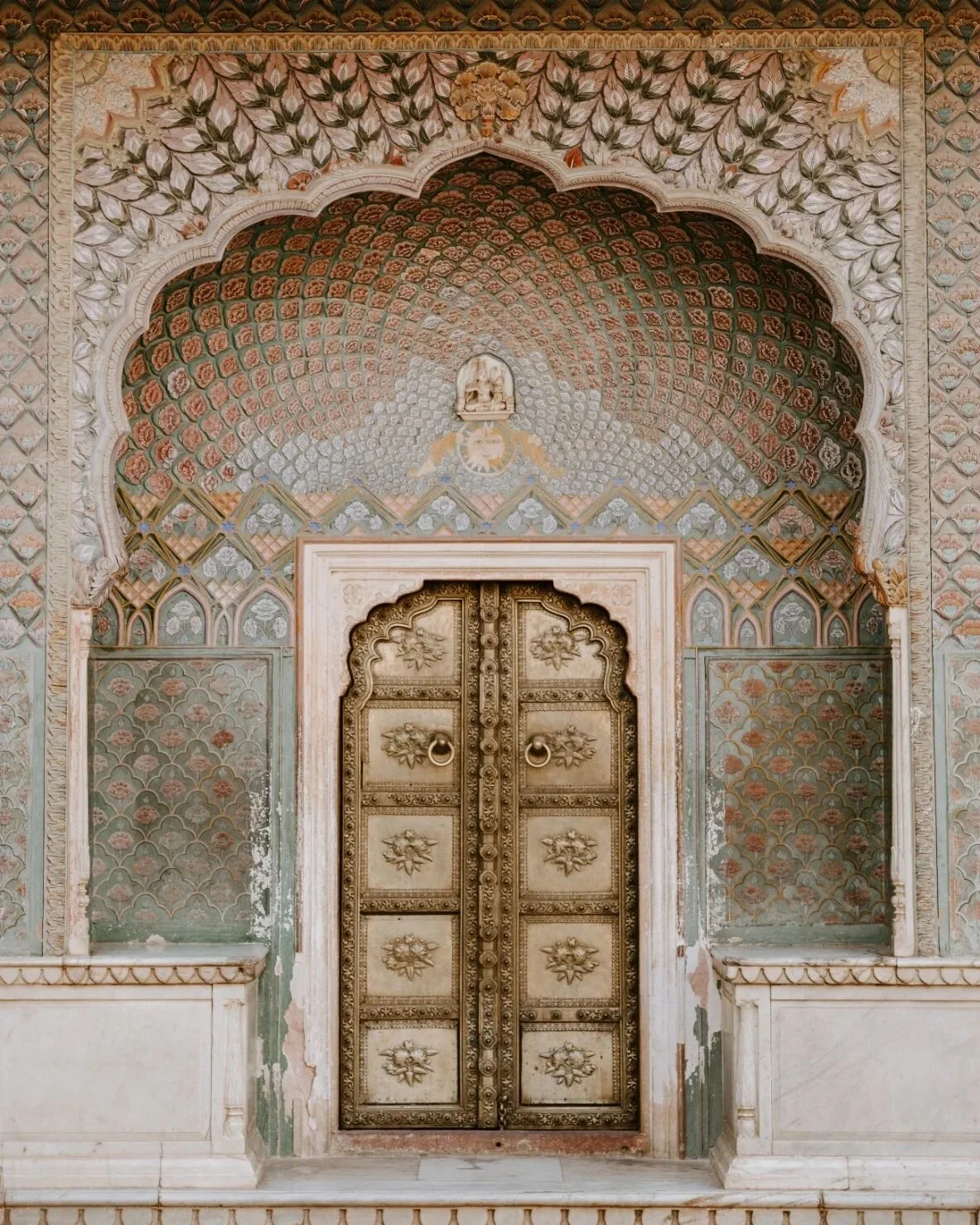 Nos origines sont une richesse inestimable 🌍

Lors de mes voyages en Inde, je leur raconte la France, ses ruelles, ses brasseries, ses vins et ses croissants 

Dans mon petit havre je vous racontes l'Inde, ses &eacute;pices, ses films, ses klaxons i