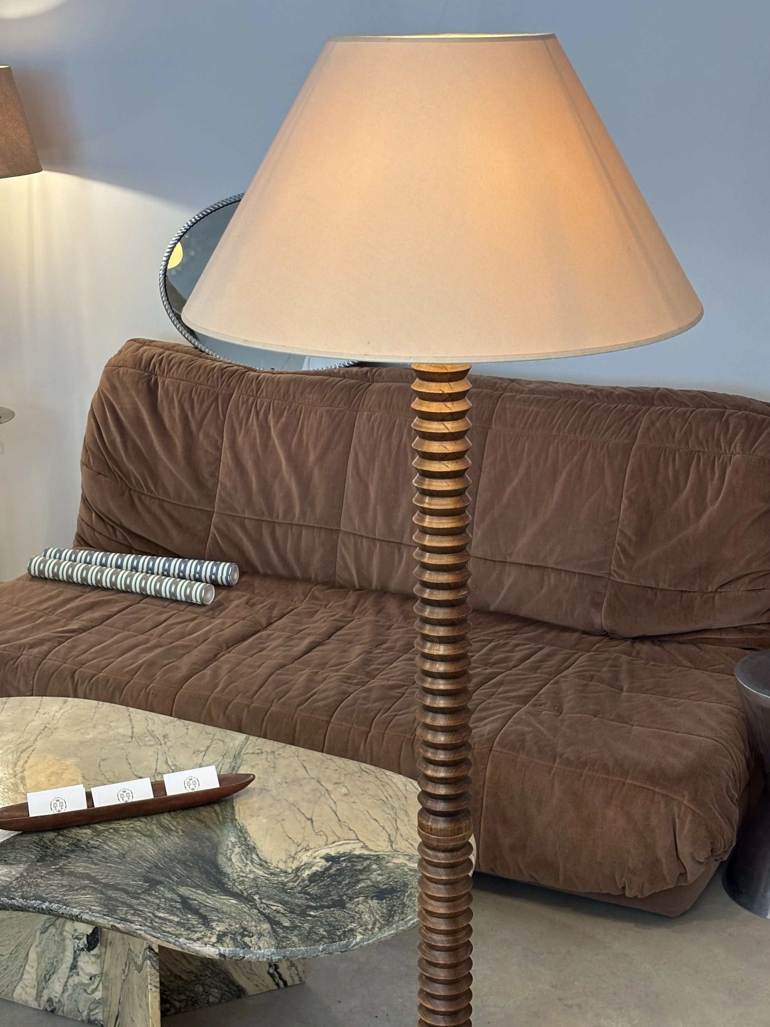 Lampadaire en bois de style brutaliste, abat-jour vintage