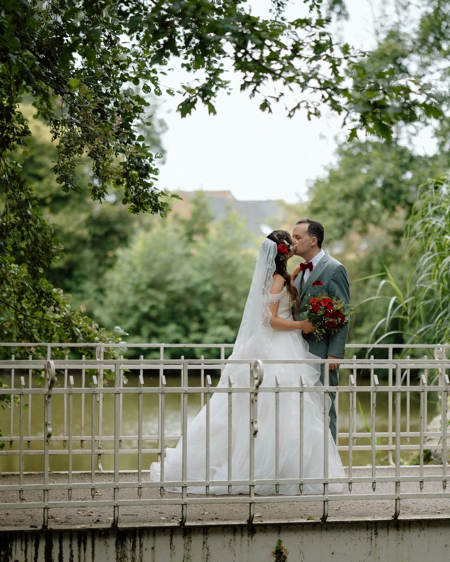 Here&rsquo;s to love, laughter, and a happily ever after 😍

#lunarweddings #trouwen #dreamywedding #trouwfotos #weddingcouple #weddingdetails #wedding #weddinginspiration #weddingphotographer #weddingphotography #weddingideas #belgianphotographer #t