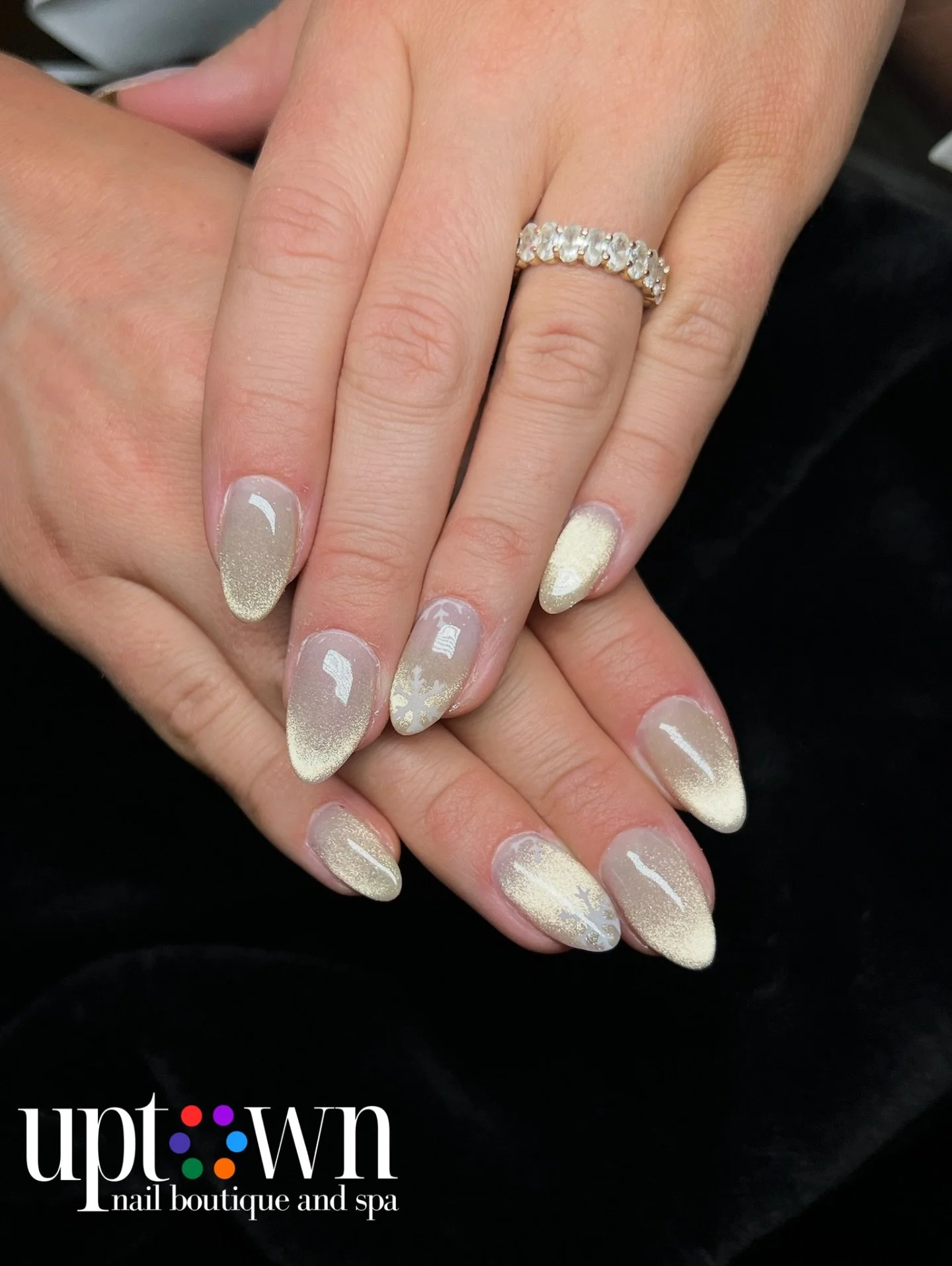 Fulfilling all your Christmas/ New Years nail inspo! 💅🏼 cat-eye ombr&eacute; and the cutest snowflakes! ❄️

HOLIDAY HOURS 🎁:
December 24th: 10-3 pm 
December 25th: CLOSED 
December 26th: CLOSED 
December 27-30: regular business hours 
December 31: