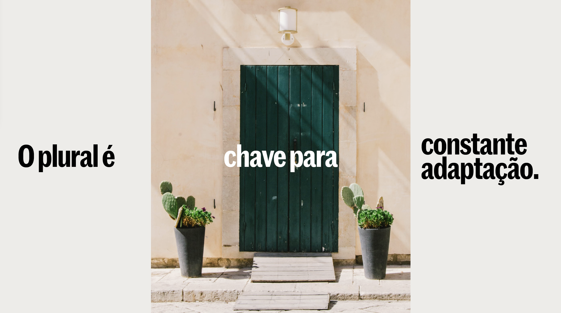 Porta verde com duas plantas de cactos em vasos grandes em frente, parede clara ao fundo, com luz solar formando sombras diagonais. Texto na imagem que diz: 'O plural é chave para constante adaptação.'