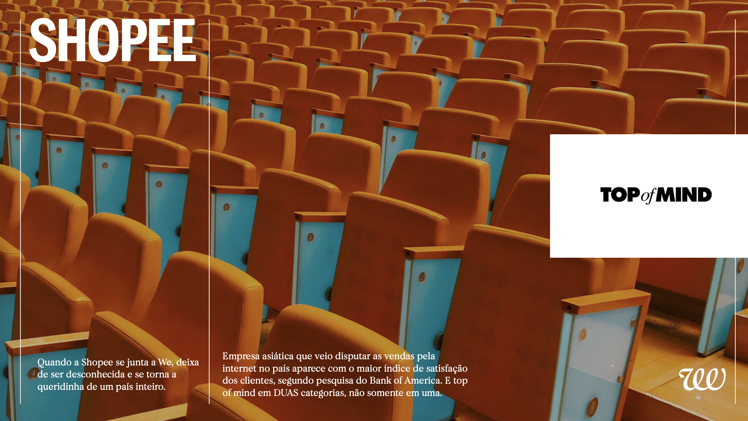 Salas de cinema vazia com assentos alaranjados e detalhes em azul, estrutura de teatro ou cinema com várias fileiras de assentos.