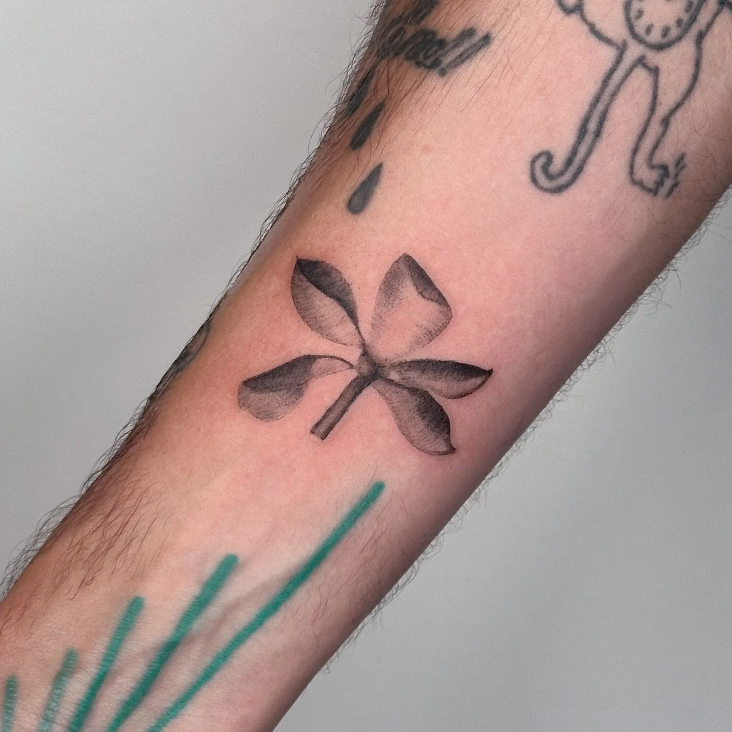 A flower for @babysfirstcig. This is the first tattoo in a new style I&rsquo;m playing with. I have a lot more to share to share about this soon
