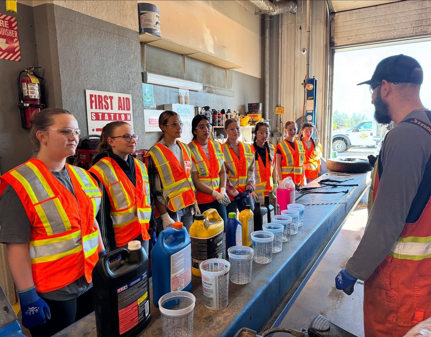 We are kicking the day off with the one-and-only Steve S from Fiorentino Brothers Contracting as we learns the ins and outs of basic car maintenance and care. Step 1: fluids&hellip;.
#cranbrookyouthambassadors #welovecranbrook #cranbrookbc🇨🇦