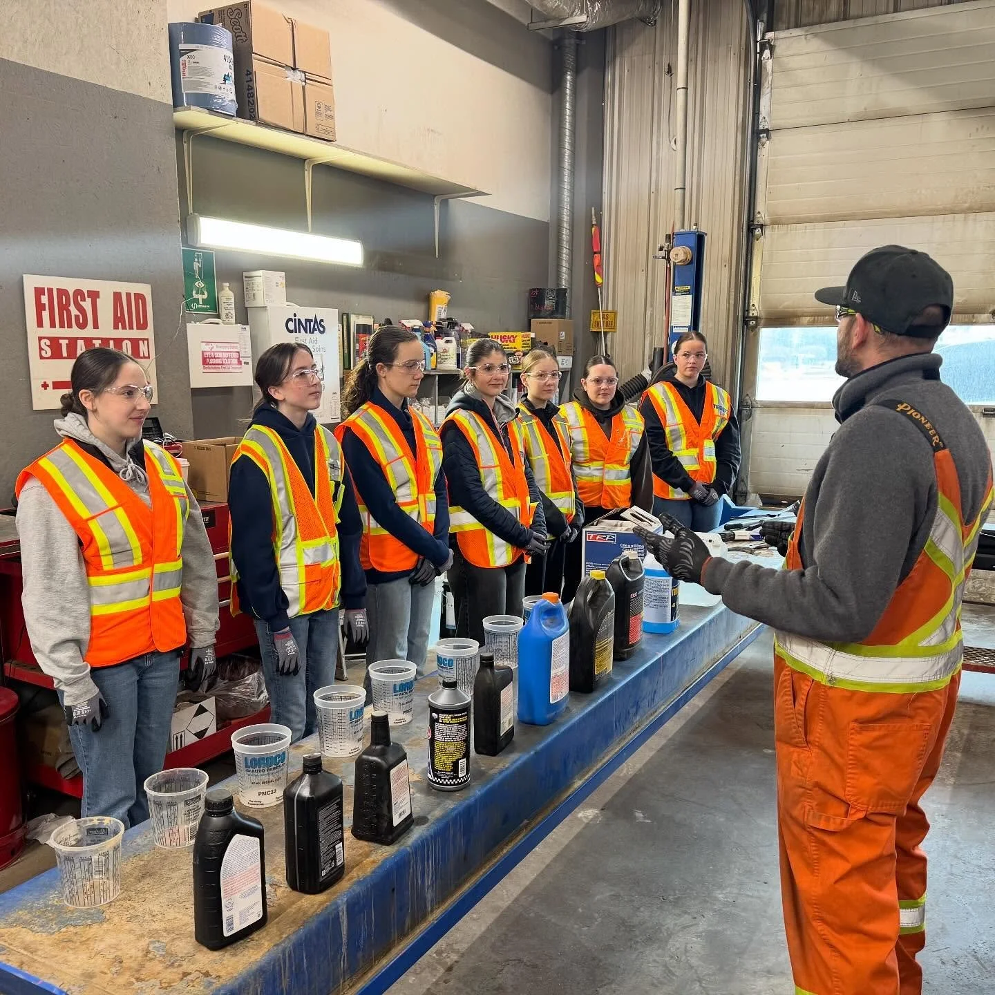 Kicking off our car care basics workshop with an introduction to the different fluids in your car, what they are all for and how to tell them apart. A huge shout out to @fiorentinobrothers for creating this immersive experience!