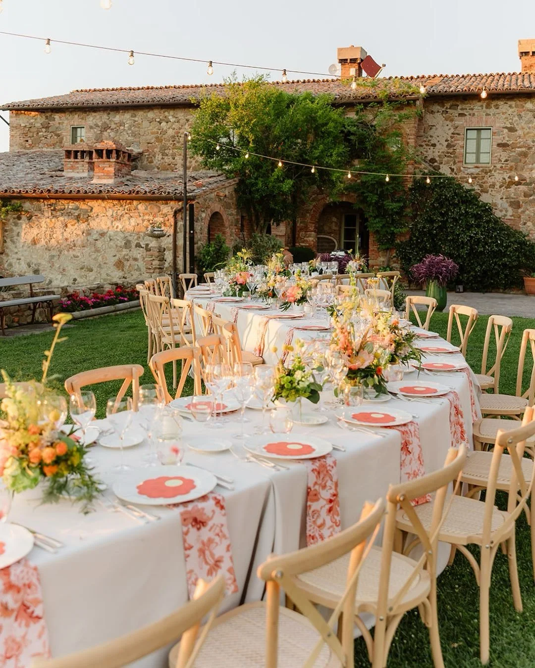 Real moments. Soft light. A setting that speaks for itself.
This destination wedding at Dimora Buonriposo in Tuscany was all about elegance without overstatement.

The golden countryside, the effortless style, and the quiet connection between the cou