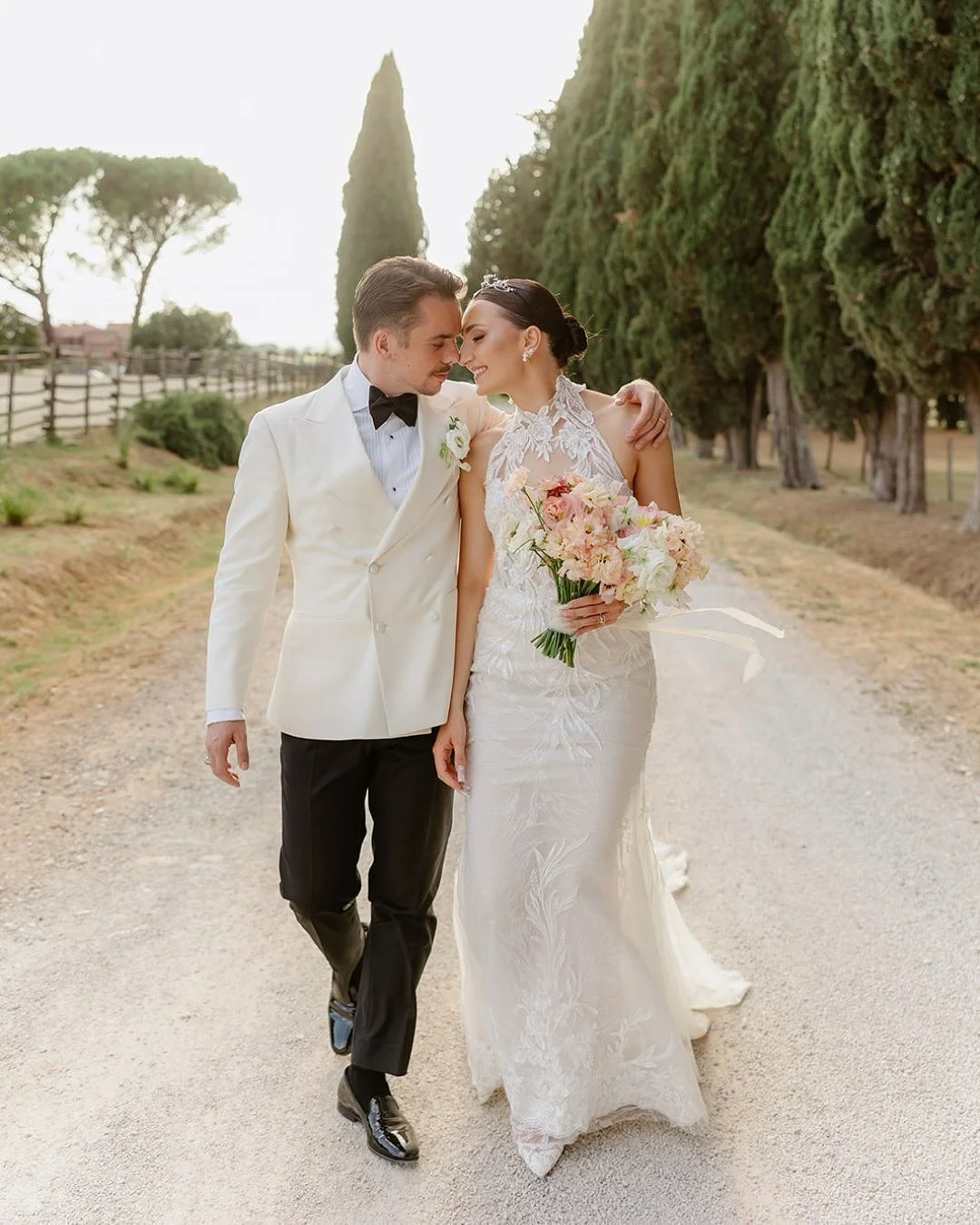 A poetic Tuscan daydream brought to life.
⁠
@marketaolarescuvlckova &amp; @olarescustas &rsquo; wedding at the enchanting @lapescaiaresort was a seamless blend of elegance and intimacy: soft summer light dancing across stone walls, olive groves swayi