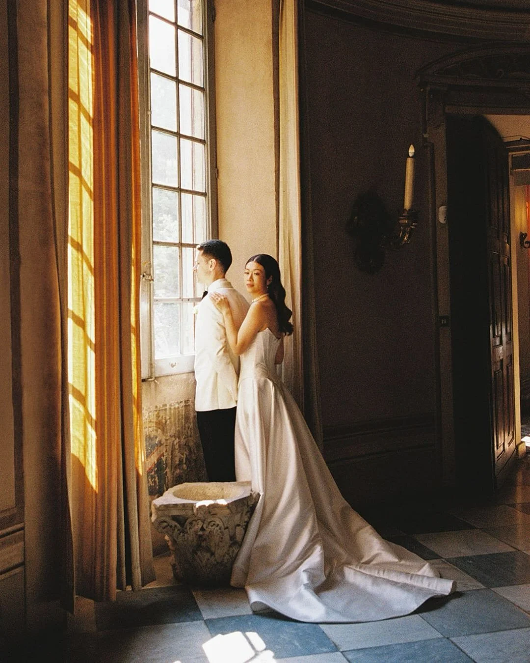 From the elegant welcome dinner in Bologna city center to the candlelit halls of @palazzoalbergatizolapredosa , we documented Ambra + Ivan&rsquo;s wedding through the timeless lens of film. 

Every frame breathes elegance, intimacy, and old-world all