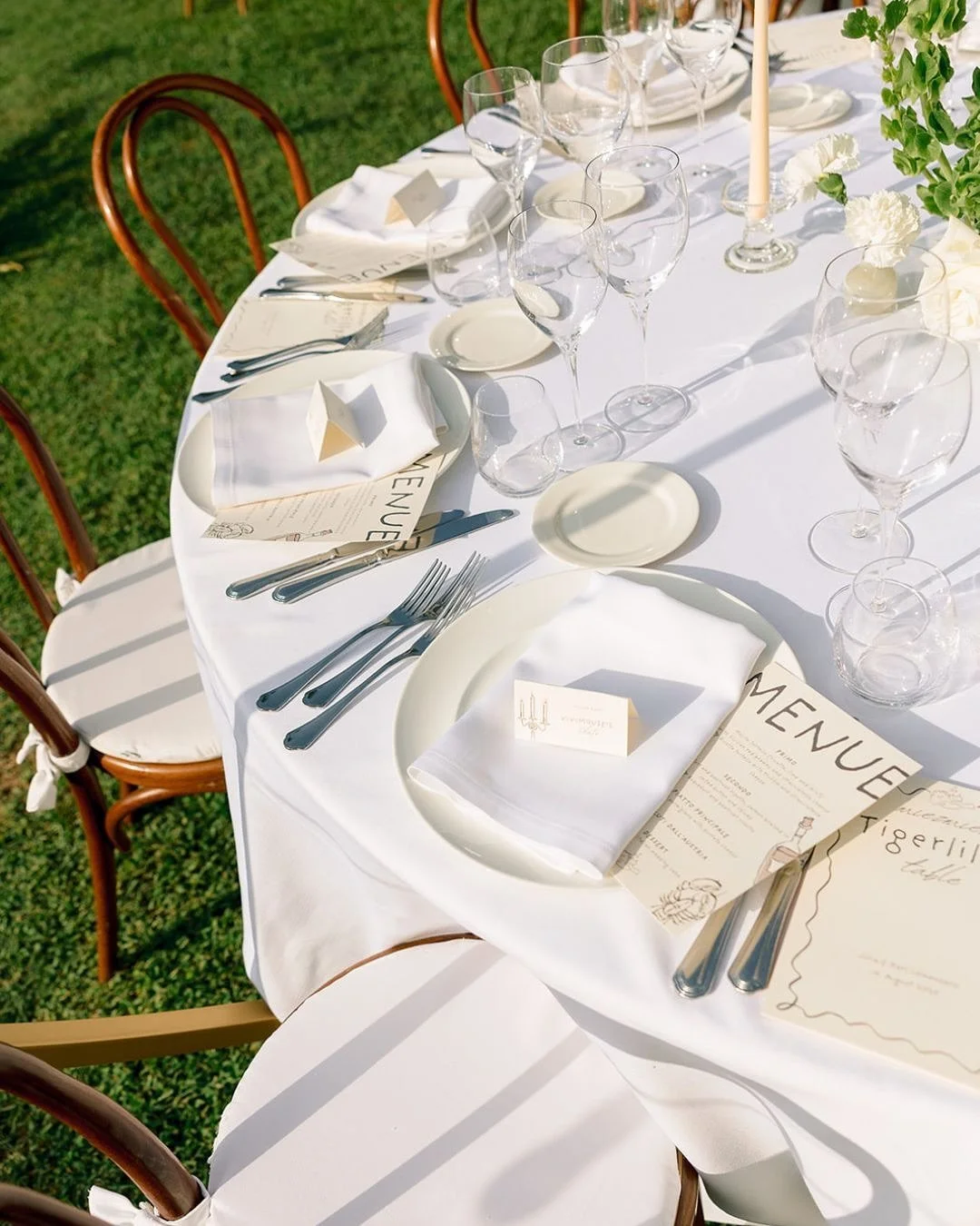 A lake breeze, linen napkins lifted in celebration, and chandeliers swaying above the hills of Garda.

Set at the breathtaking Villa Caratti, the long tables were dressed with quiet elegance: natural textures, calligraphed menus, and simple white flo