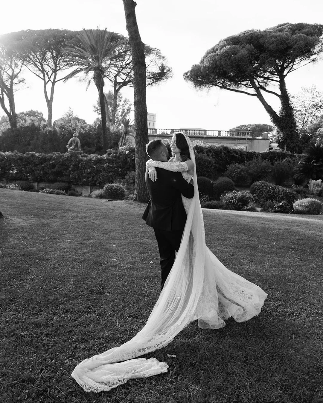 ✨ Andrea + Jorge | A Roman Affair Rooted in Elegance

From sacred vows to champagne towers, @aprodz + @jrgdzrtz destination wedding at Villa Aurelia was a masterclass in timeless celebration. Every moment steeped in intention, culture, and modern rom