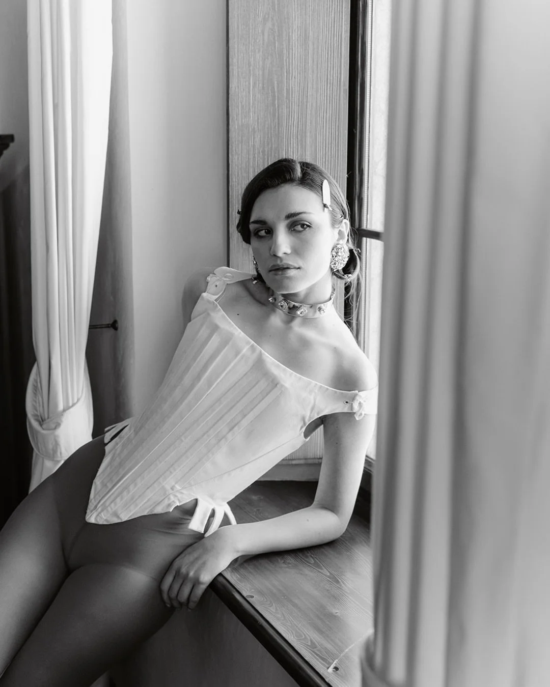 A modern bride&rsquo;s rebellion &mdash; soft structure, bold statements.

Sculpted corsetry and vivid red hues, this look redefines romantic strength with an edge.

✨💍 Captured in elegance and empowered detail.

Photography: @matteorossi.fotografia